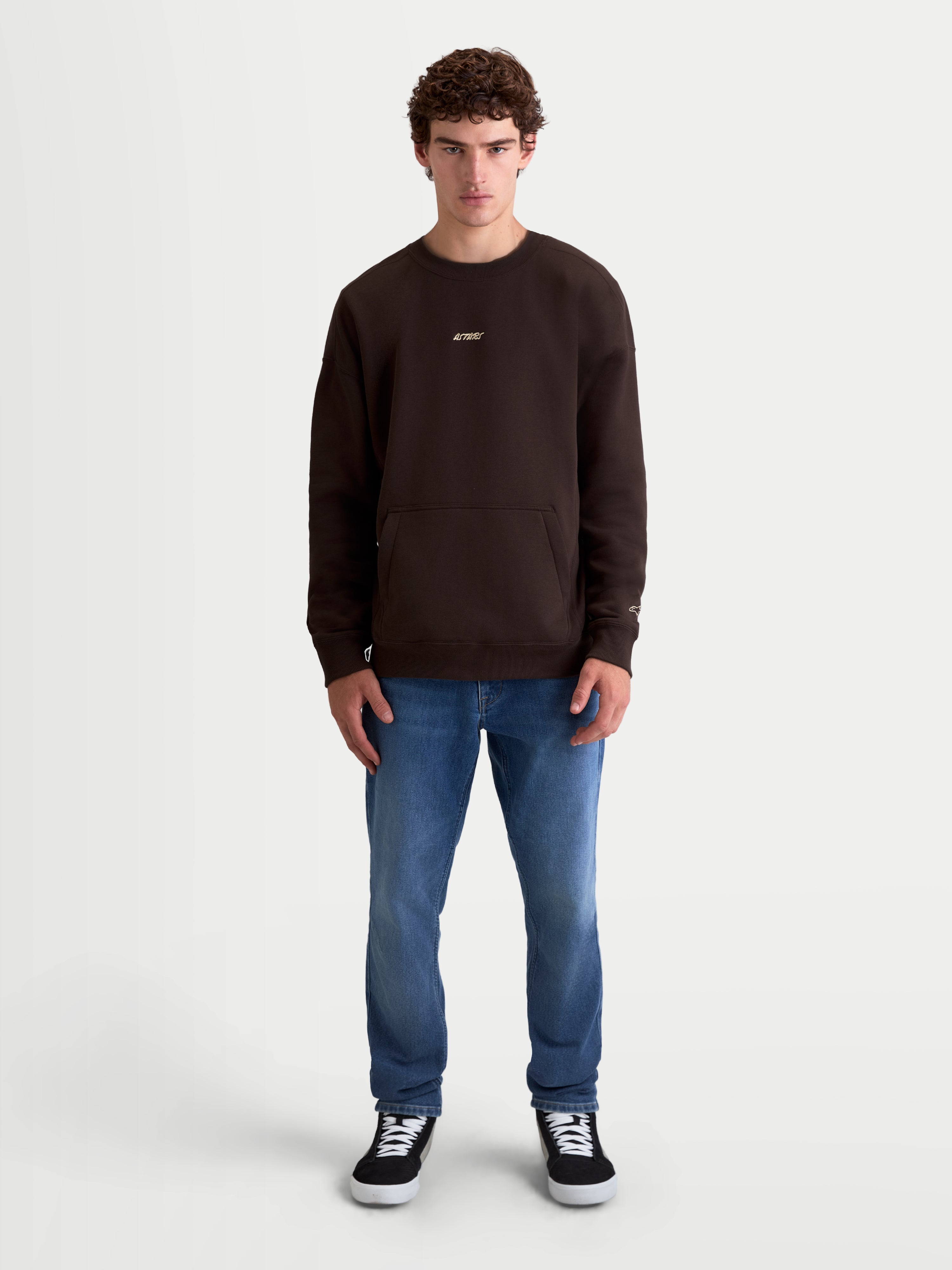 Alpinestars Guise Oversize, sudadera de cuello redondo para hombre, marrón, ajuste holgado con bolsillo canguro y logotipo Astars bordado en el pecho, confeccionada en suave mezcla de algodón y poliéster reciclado, estilo de vida relajado inspirado en el motorsport