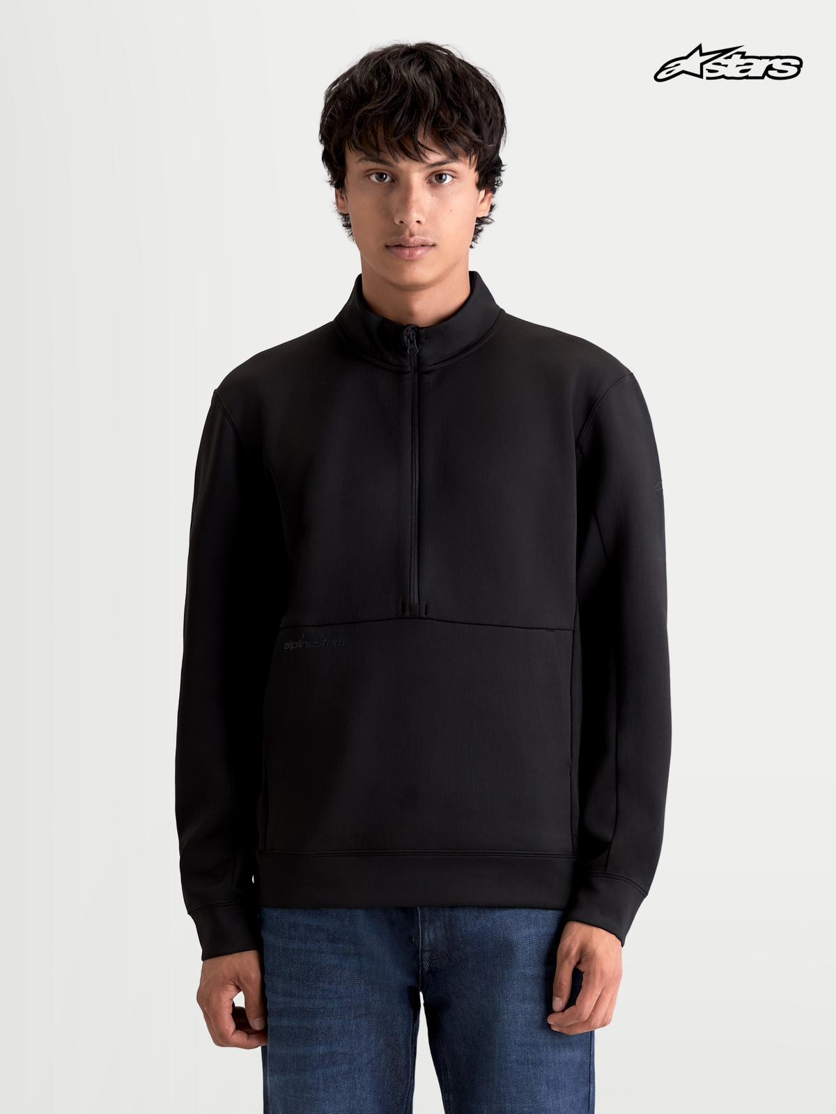 Alpinestars Sudadera Apera Half-Zip, sudadera casual sportswear negra, vista frontal en modelo con cierre de media cremallera y bolsillo canguro