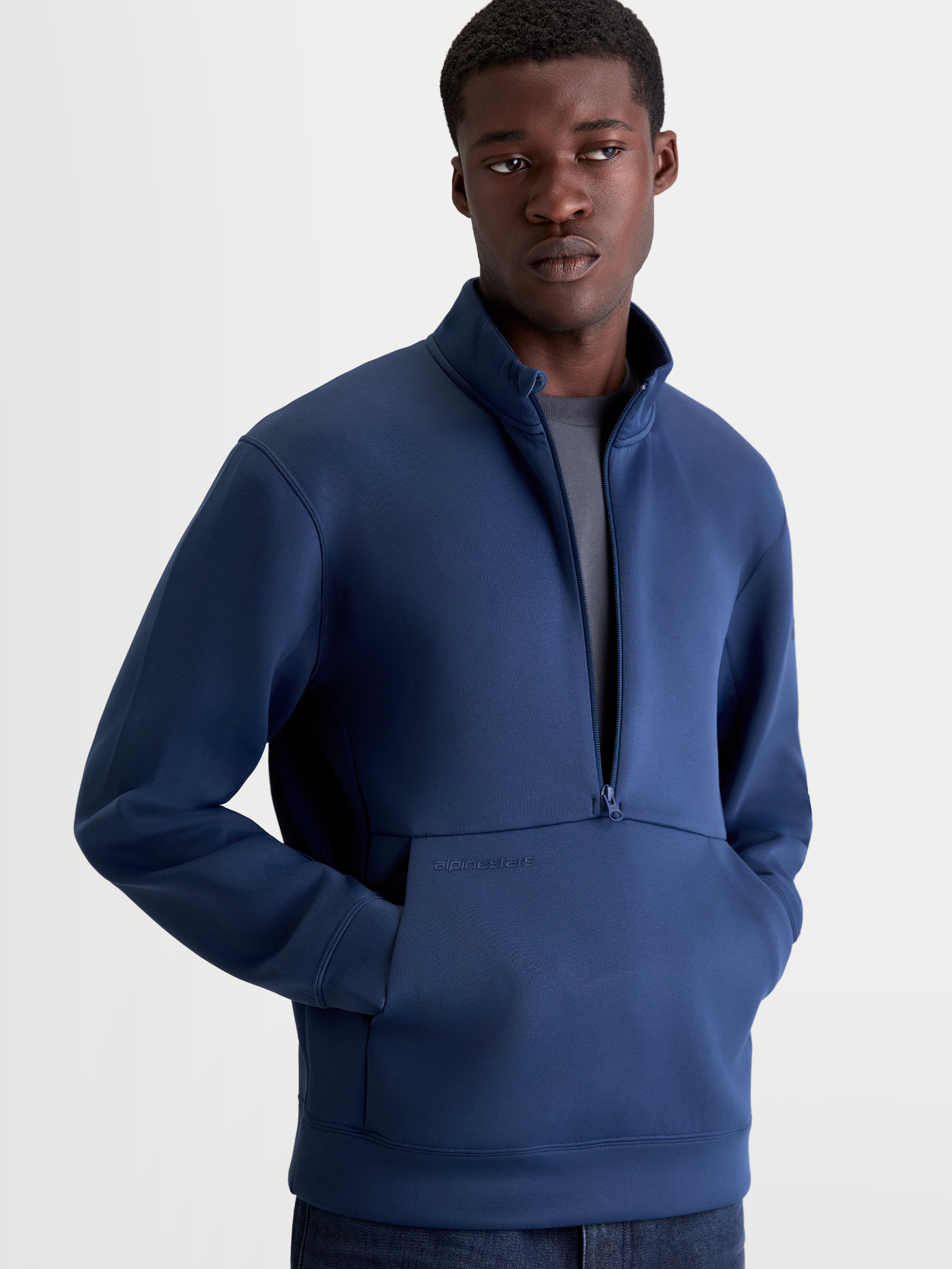 Alpinestars Sudadera Apera Half-Zip, sudadera de media cremallera para hombre, azul acero, forro polar premium con bolsillo canguro y logotipo tonal, ropa de estilo casual inspirada en el motorsport