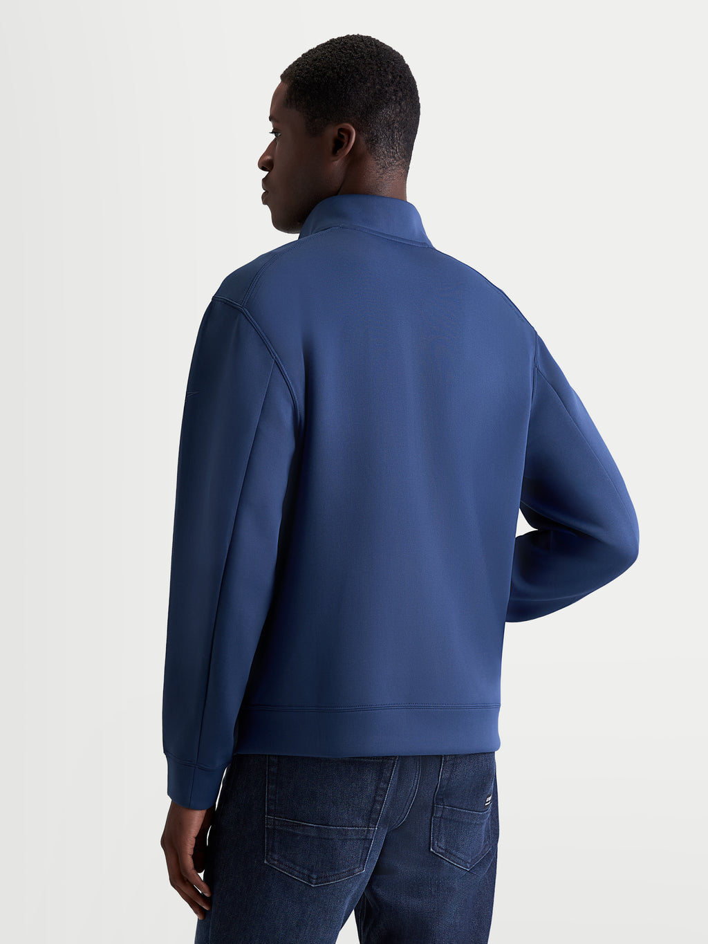 Alpinestars Sudadera Apera Half-Zip, sudadera de media cremallera para hombre, azul, forro polar de doble cara, vista trasera en modelo con diseño de inspiración motorsport y costuras refinadas en las mangas.