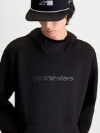Alpinestars sudadera con capucha Datrix, pulóver de sportswear casual, negra, forro polar de doble cara, logotipo Alpinestars HD tonal en el pecho, capucha con forro de malla y bolsillo con detalle de pliegue, vista frontal en modelo.