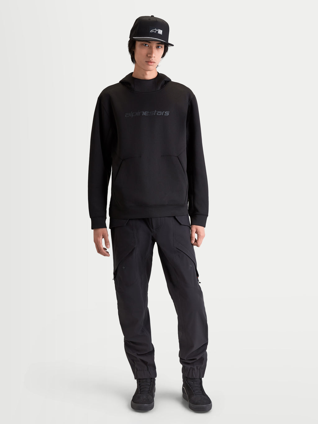 Alpinestars sudadera con capucha Datrix, sudadera de estilo casual para hombre, negra, marca tonal HD en el pecho, forro polar de doble cara y capucha forrada de malla, ropa deportiva inspirada en el motorsport sobre modelo