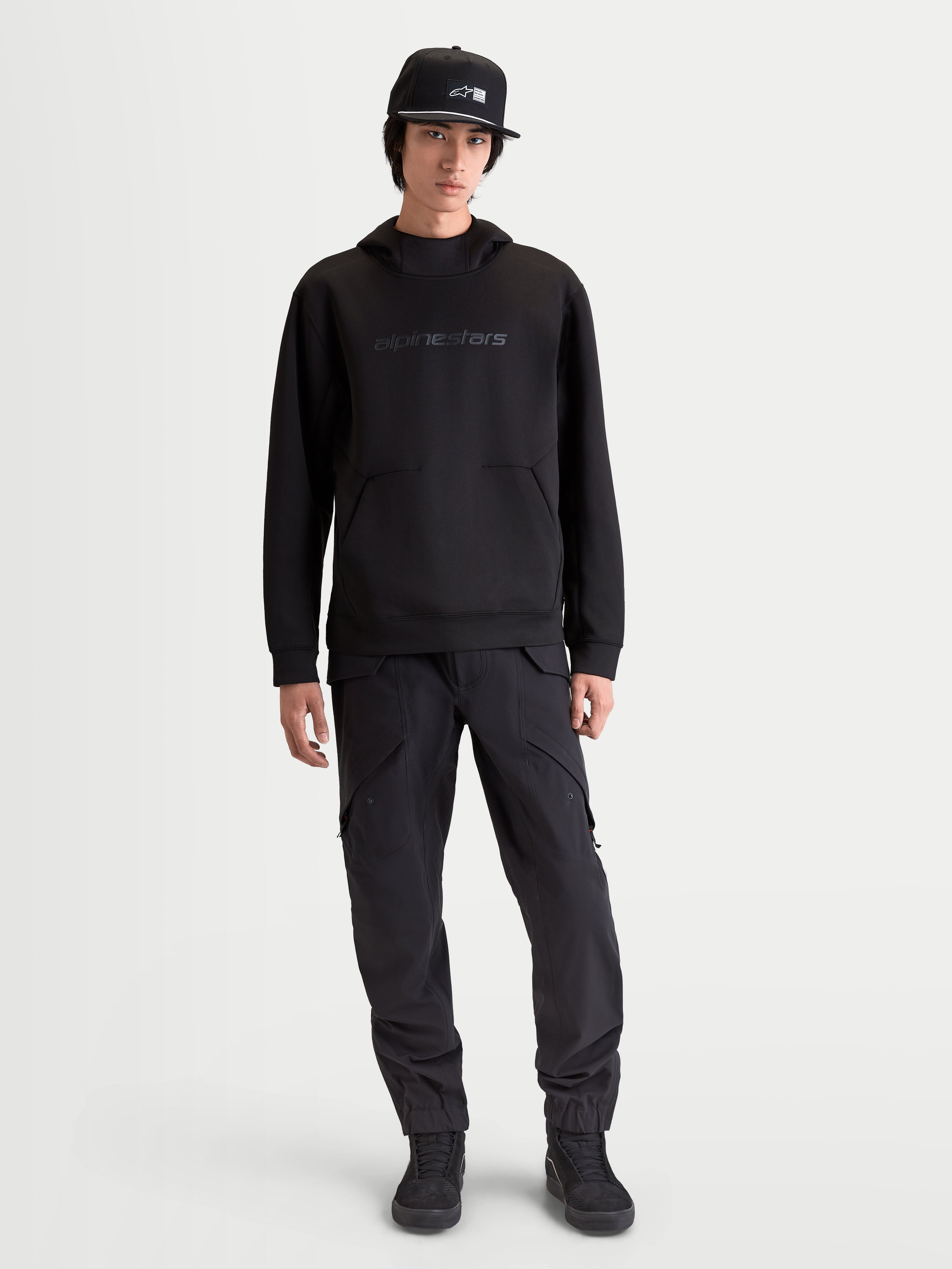 Alpinestars sudadera con capucha Datrix, sudadera de estilo casual para hombre, negra, marca tonal HD en el pecho, forro polar de doble cara y capucha forrada de malla, ropa deportiva inspirada en el motorsport sobre modelo