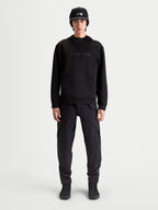 Alpinestars Sudadera con capucha Datrix, sudadera de estilo casual inspirado en el motorsport para hombre, color negro, con logotipo tonal en el pecho, forro polar de doble cara y bolsillo frontal con detalle de pliegue, mostrado en modelo