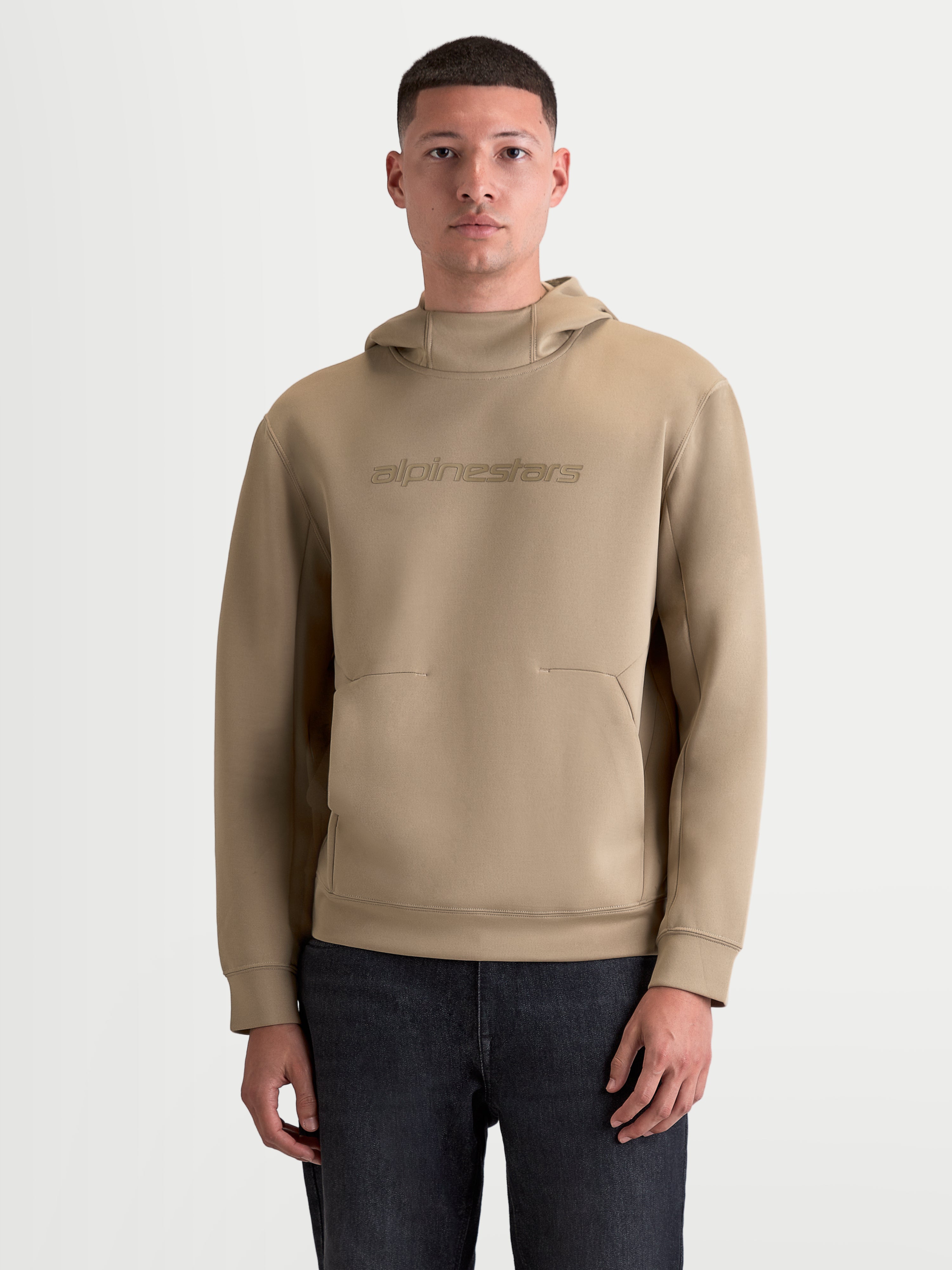 Alpinestars sudadera con capucha Datrix, pulóver sportswear premium para hombre, marrón, con marca Alpinestars tonal en el pecho, construcción de forro polar de doble cara en mezcla triple y capucha forrada de malla, ropa casual inspirada en el motorsport mostrada en modelo