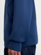 Alpinestars Sudadera con capucha Datrix, ropa deportiva de estilo casual, azul, primer plano de la manga con detalle de logotipo HD tonal, confeccionada en tejido de forro polar de doble cara
