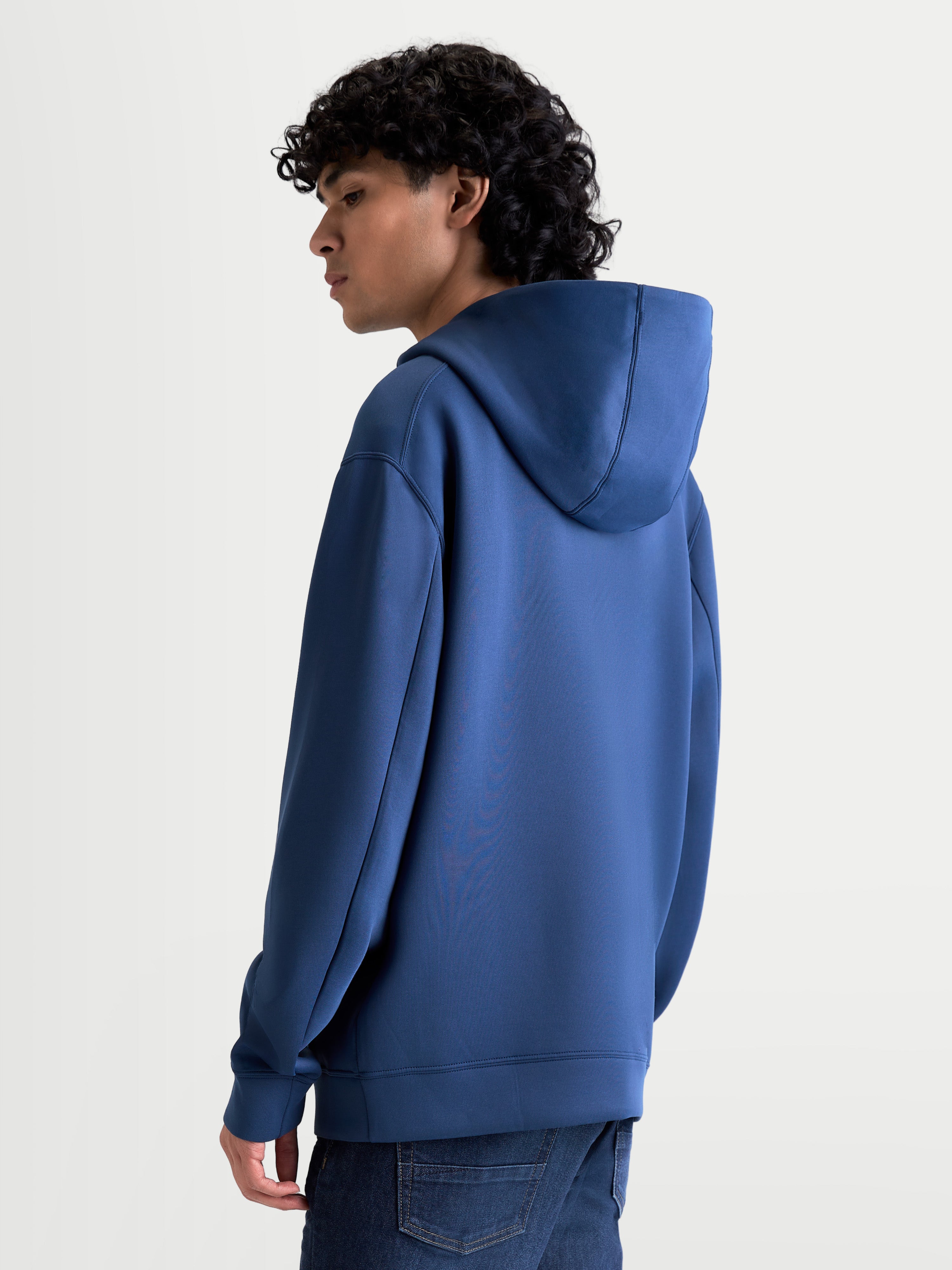 Alpinestars Sudadera con capucha Datrix, sudadera pulóver de estilo casual inspirado en el motorsport, color azul, construcción de forro polar de doble cara con capucha forrada de malla, vista posterior y de perfil en un modelo