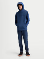Alpinestars Sudadera Con Capucha Datrix, sudadera tipo pulóver de inspiración motorsport, azul, forro polar premium con logotipo tonal en el pecho y capucha forrada de malla, modelo con la capucha puesta