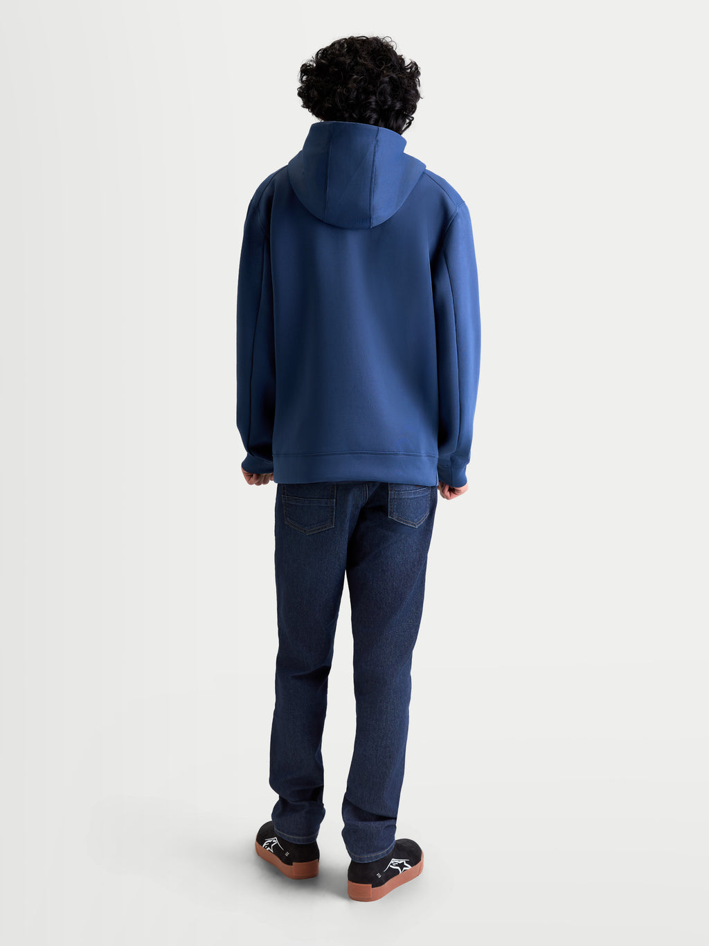 Alpinestars sudadera con capucha Datrix, sudadera pulóver deportiva para hombre y mujer, azul acero, confección en forro polar de doble cara, vista trasera en modelo con detalle de la capucha.