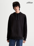 Alpinestars Camino Textured Oversize Sudadera con capucha, sudadera sportswear para hombre, negra, forro polar de sarga texturizada con bolsillo canguro y cuello alto, vista frontal en modelo