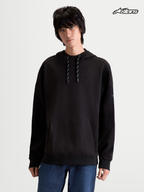 Alpinestars Camino Textured Oversize Sudadera con capucha, sudadera sportswear para hombre, negra, forro polar de sarga texturizada con bolsillo canguro y cuello alto, vista frontal en modelo