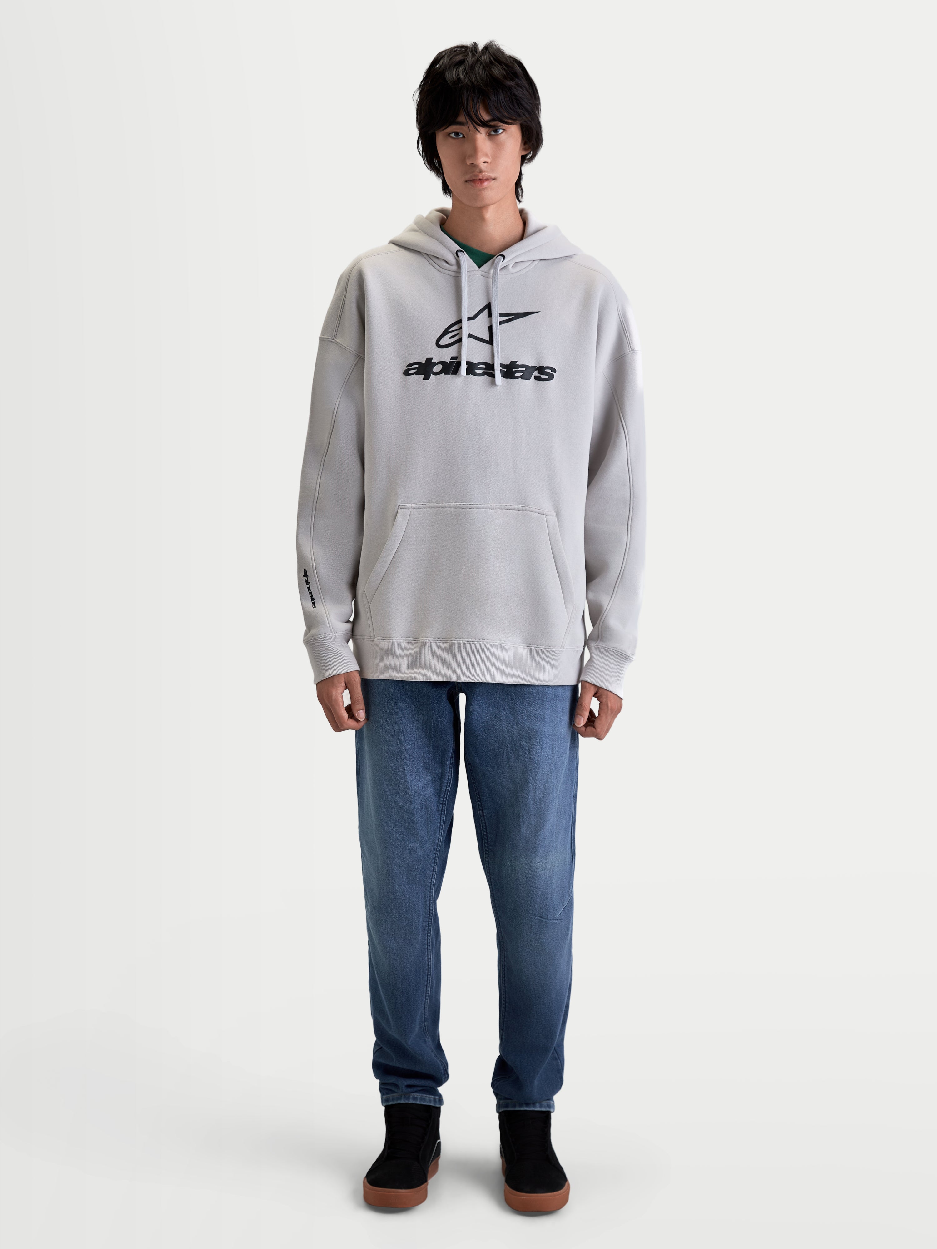 Alpinestars Sudadera con capucha Prelude Oversized, sudadera de estilo deportivo para hombre, ajuste oversized, gris cemento con logotipo en relieve negro en el pecho, bolsillo canguro, capucha con cordón ajustable, puños y bajo de canalé, confeccionada en algodón y poliéster reciclado