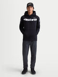 Alpinestars sudadera con capucha Velocifier, sudadera de hombre de forro polar, ropa deportiva para uso casual, negra con logotipos Astars blancos en el pecho y los hombros, confeccionada en mezcla de algodón premium, mostrada en modelo con gorra a juego
