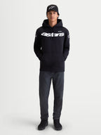 Alpinestars sudadera con capucha Velocifier, sudadera de hombre de forro polar, ropa deportiva para uso casual, negra con logotipos Astars blancos en el pecho y los hombros, confeccionada en mezcla de algodón premium, mostrada en modelo con gorra a juego
