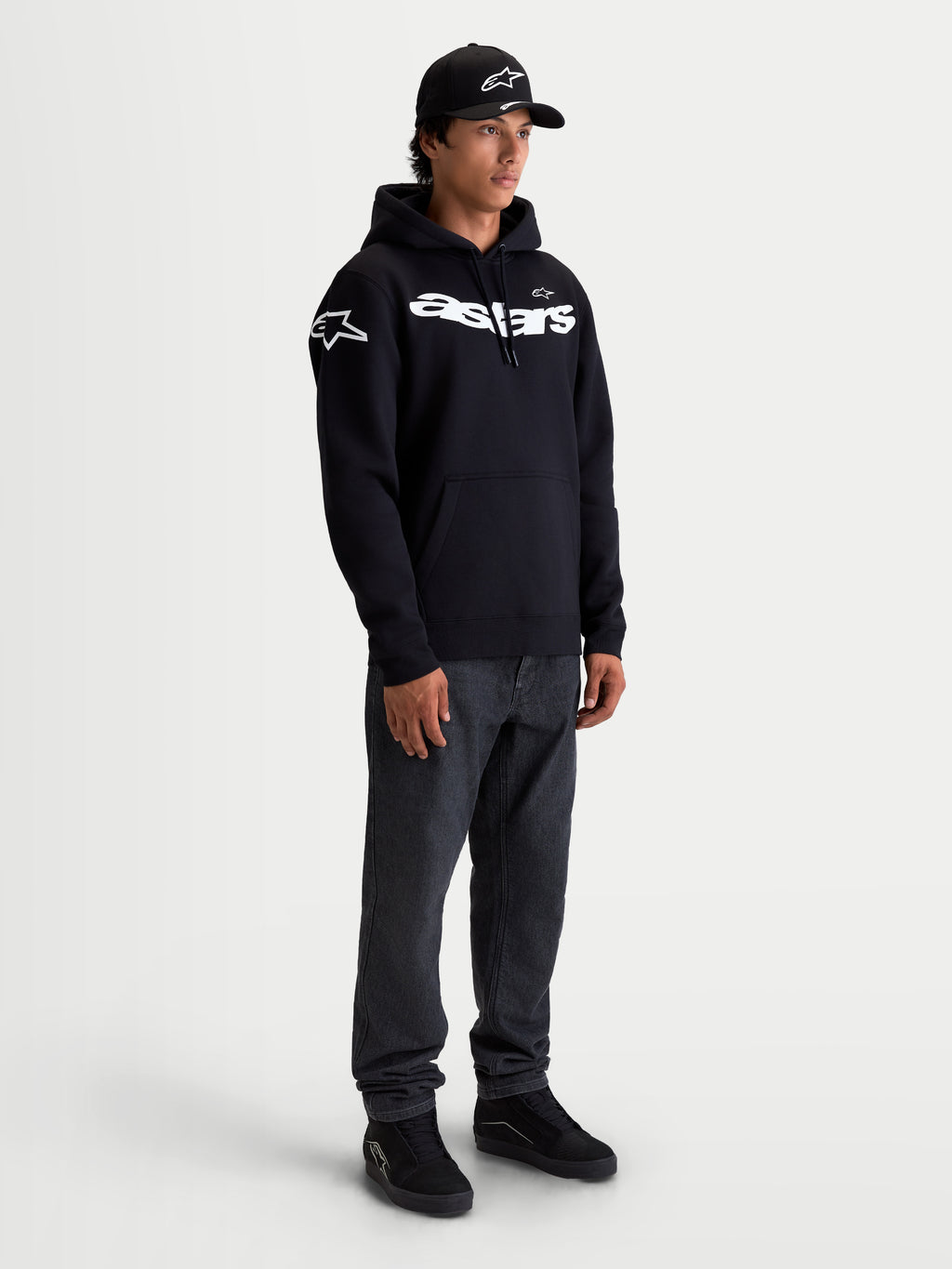 Alpinestars sudadera con capucha Velocifier, sudadera de forro polar para hombre, negra y blanca, con marca Astars curvada en el pecho y logotipos en los hombros, construcción de mezcla de algodón premium para un estilo casual de motorsport fuera de la moto
