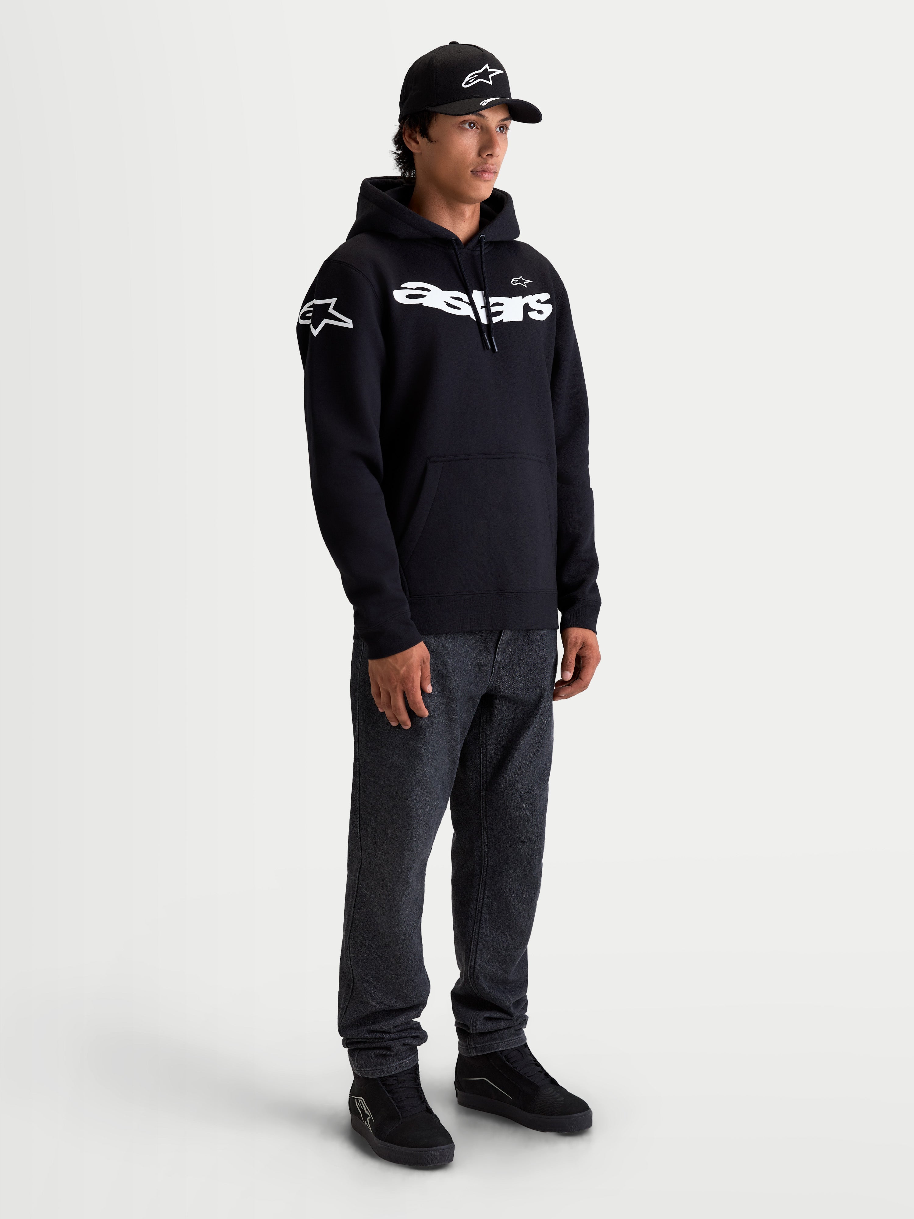Alpinestars sudadera con capucha Velocifier, sudadera de forro polar para hombre, negra y blanca, con marca Astars curvada en el pecho y logotipos en los hombros, construcción de mezcla de algodón premium para un estilo casual de motorsport fuera de la moto