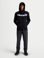 Alpinestars Sudadera con capucha Velocifier, sudadera de estilo casual inspirado en el motorsport, negra y blanca, con logotipo Astars en el pecho y en los hombros, mezcla de algodón y poliéster reciclado, vista frontal en modelo.