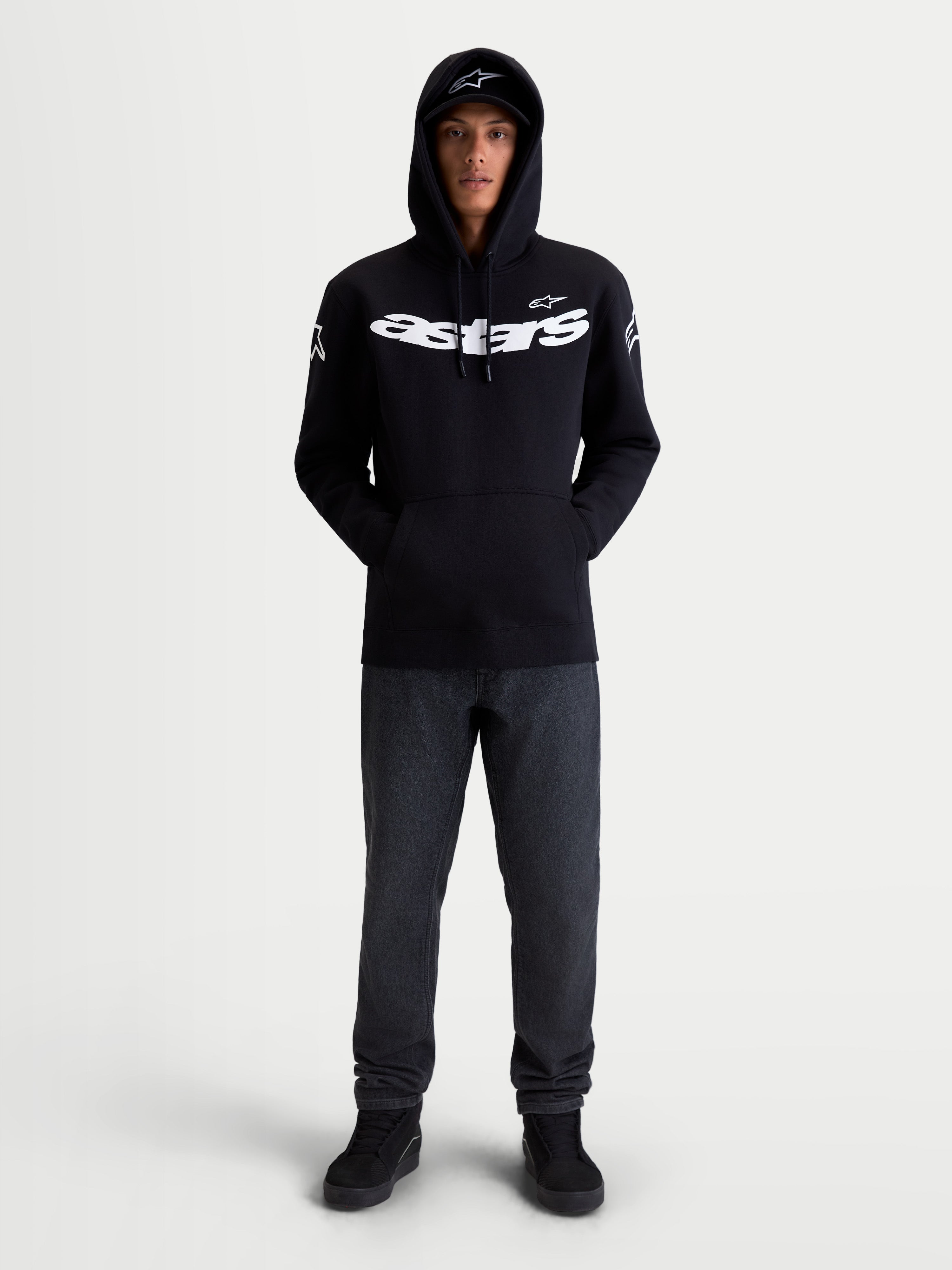 Alpinestars Sudadera con capucha Velocifier, sudadera de estilo casual inspirado en el motorsport, negra y blanca, con logotipo Astars en el pecho y en los hombros, mezcla de algodón y poliéster reciclado, vista frontal en modelo.