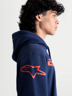 Alpinestars sudadera con capucha Velocifier, ropa deportiva para hombre, azul marino y roja, vista lateral con el logotipo Astars rojo en el hombro, forro polar cómodo para entusiastas del motorsport.