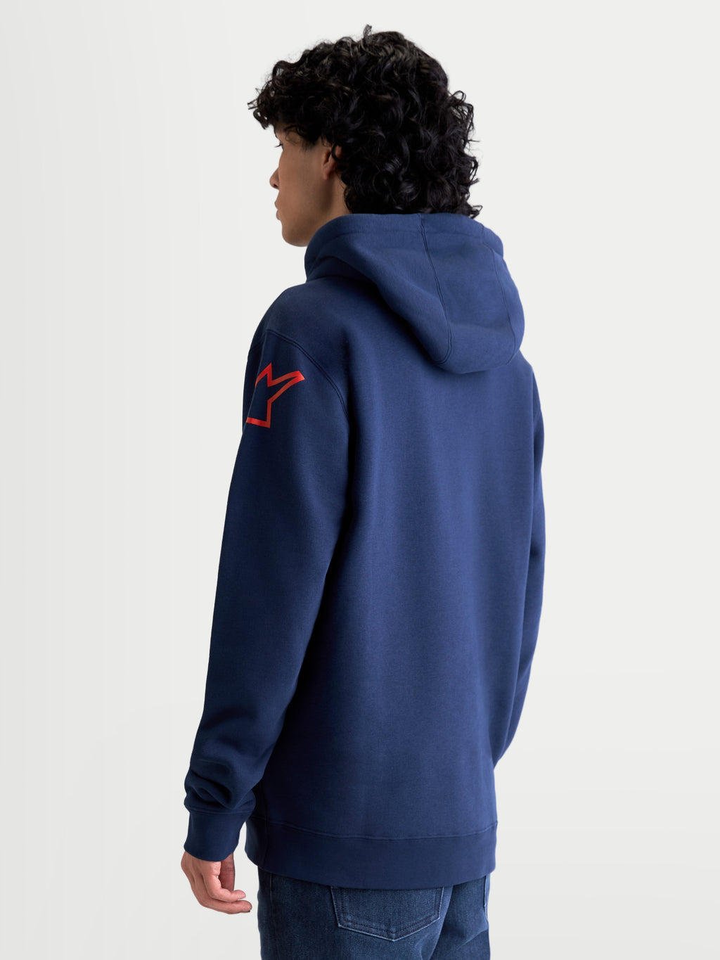 Alpinestars sudadera con capucha Velocifier, sudadera de forro polar para hombre, azul marino con logotipo Astars rojo en el hombro, ropa deportiva casual de estilo motorsport, vista posterior sobre modelo