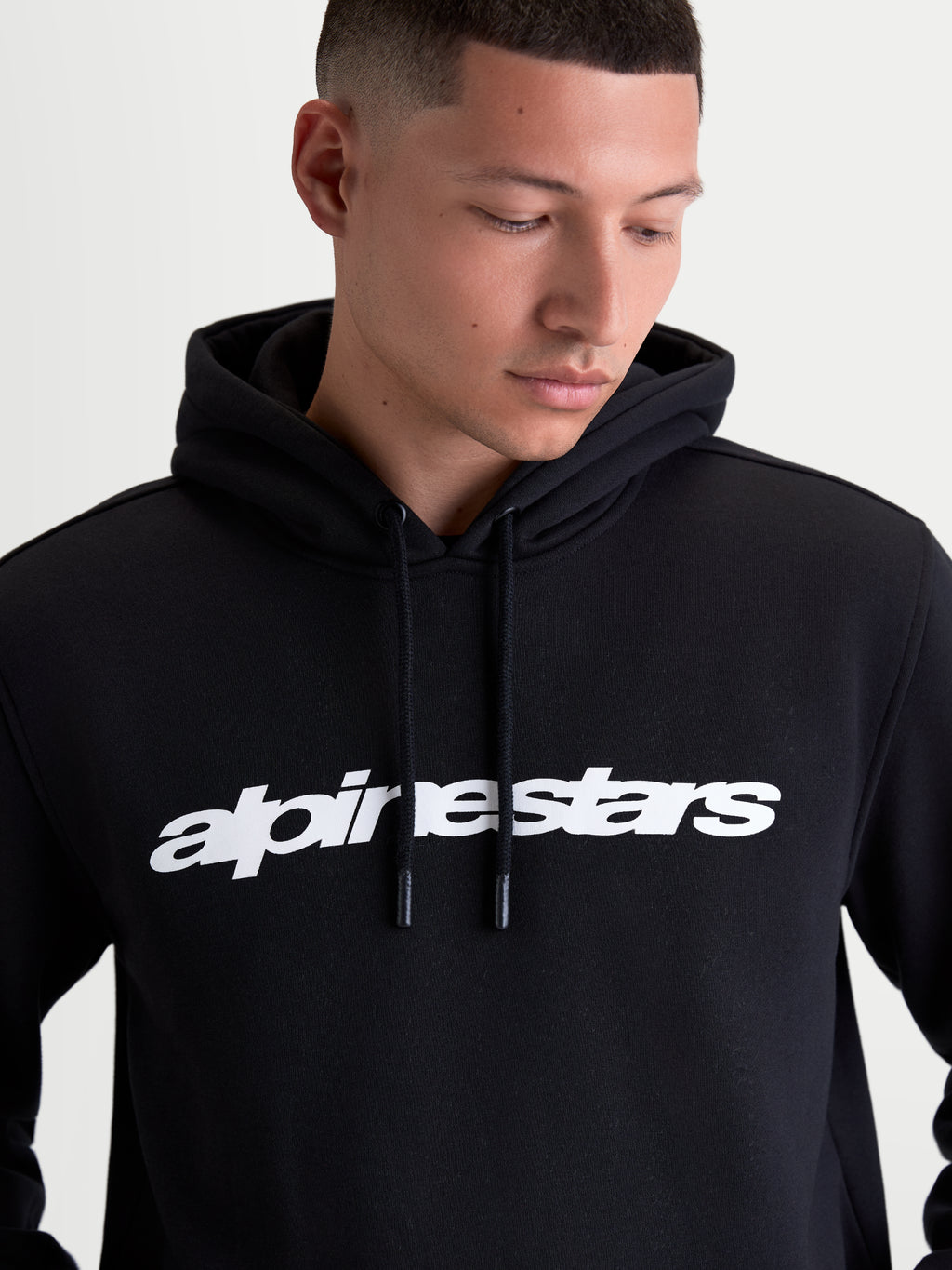 Alpinestars sudadera con capucha Race Wordmark, sudadera de forro polar para hombre, negra y blanca, con logotipo frontal llamativo, capucha forrada y cordones con puntas acabadas por inmersión, construcción de algodón y poliéster reciclado, ropa deportiva