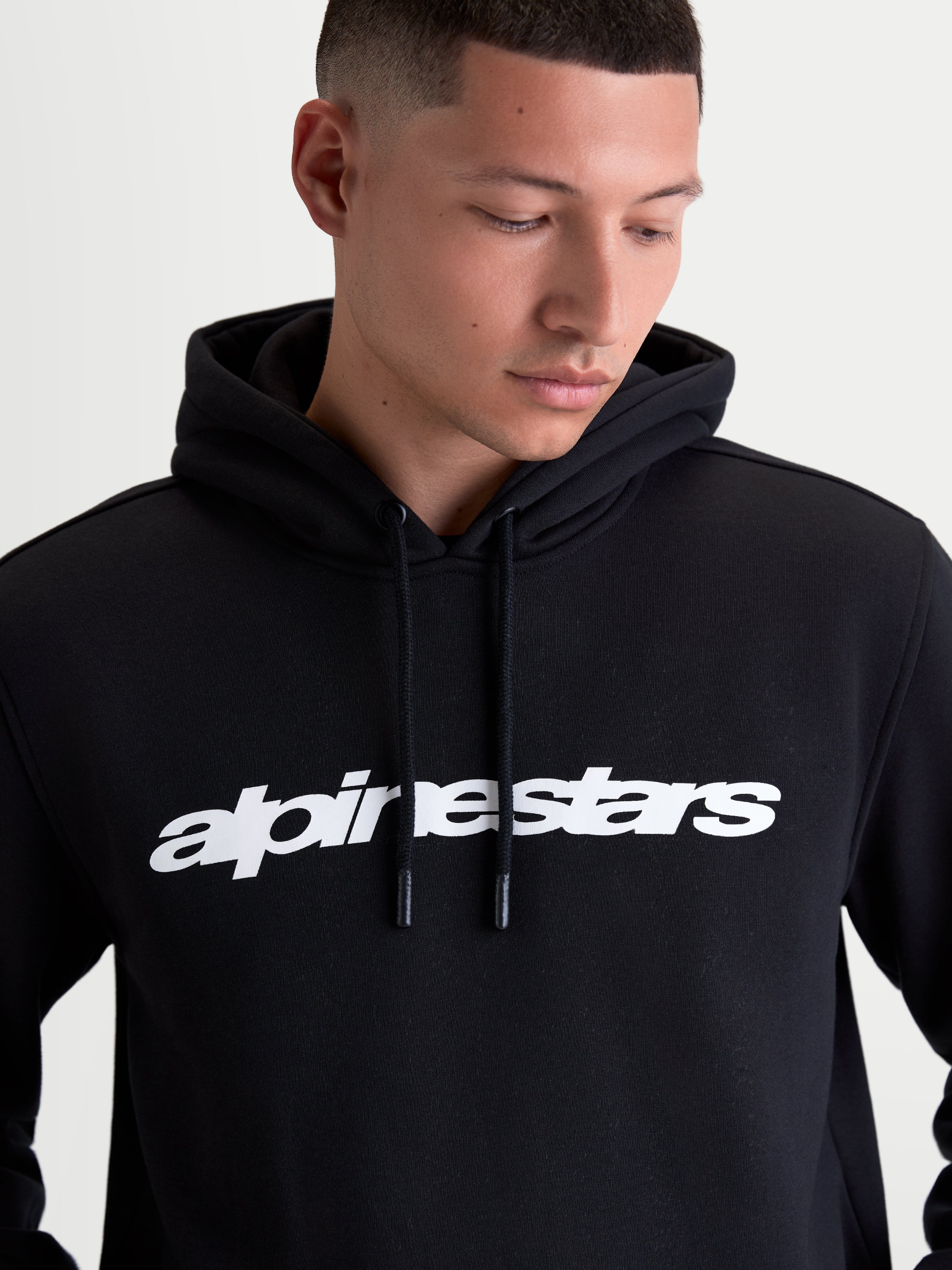 Alpinestars sudadera con capucha Race Wordmark, sudadera de forro polar para hombre, negra y blanca, con logotipo frontal llamativo, capucha forrada y cordones con puntas acabadas por inmersión, construcción de algodón y poliéster reciclado, ropa deportiva