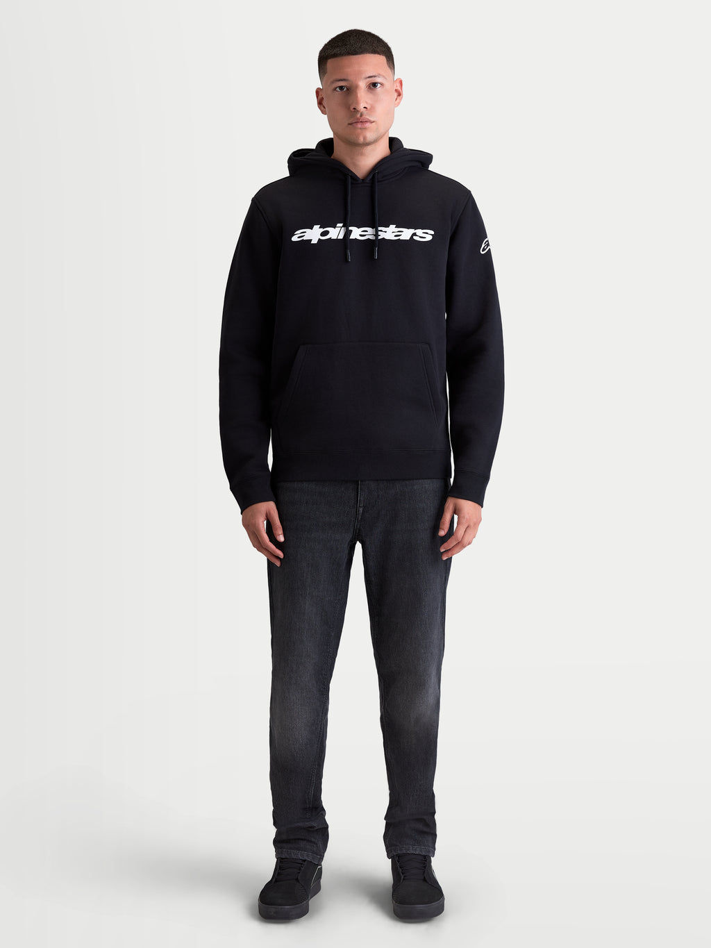 Alpinestars sudadera con capucha Race Wordmark, sudadera de forro polar de estilo casual, negra y blanca, confeccionada en algodón y poliéster reciclado, logotipo frontal Race Linear Word y gráfico Ageless en la manga, con capucha ajustable y bolsillo canguro.