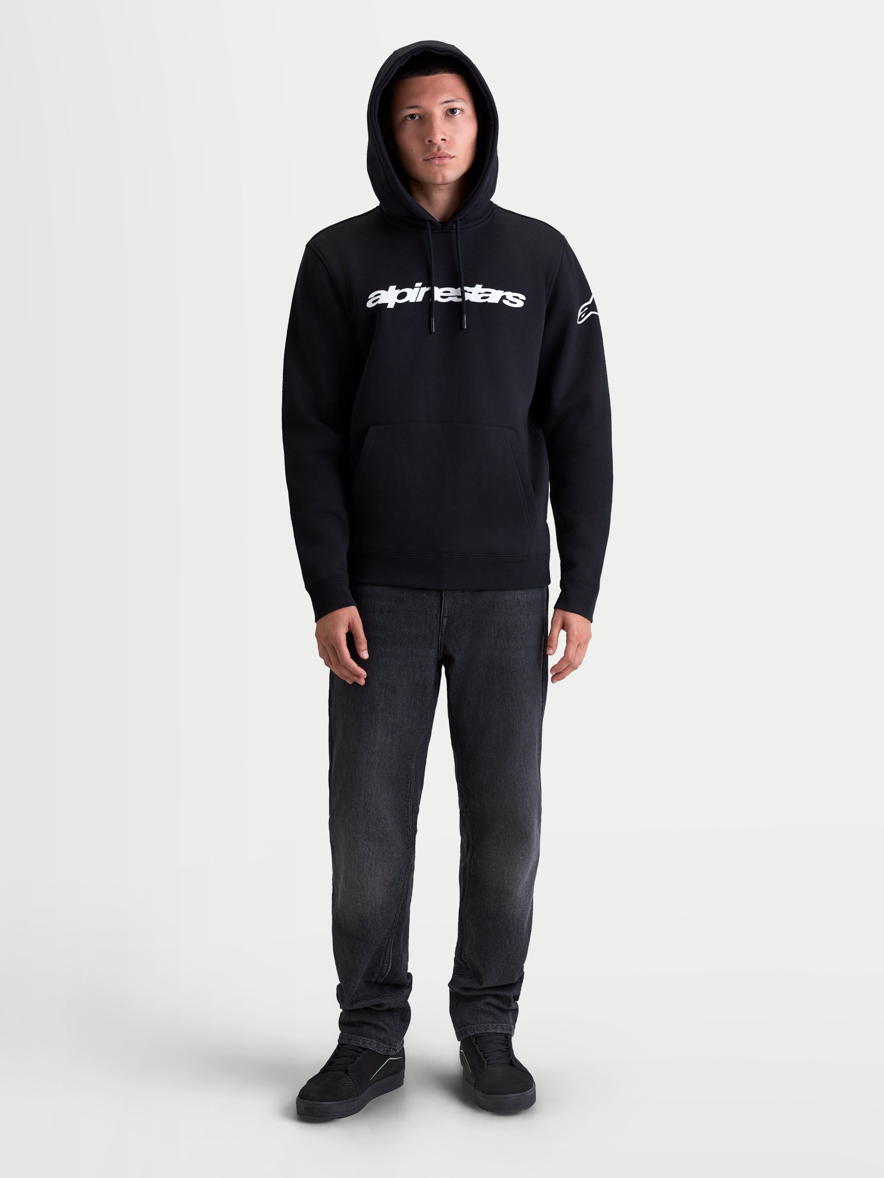 Alpinestars Sudadera con capucha Race Wordmark, sudadera de forro polar para hombre, negra y blanca, con logotipo Race Linear Word en el pecho y logotipo Ageless en la manga, incluye bolsillo tipo canguro y capucha ajustable, ropa deportiva de estilo casual inspirada en el motorsport