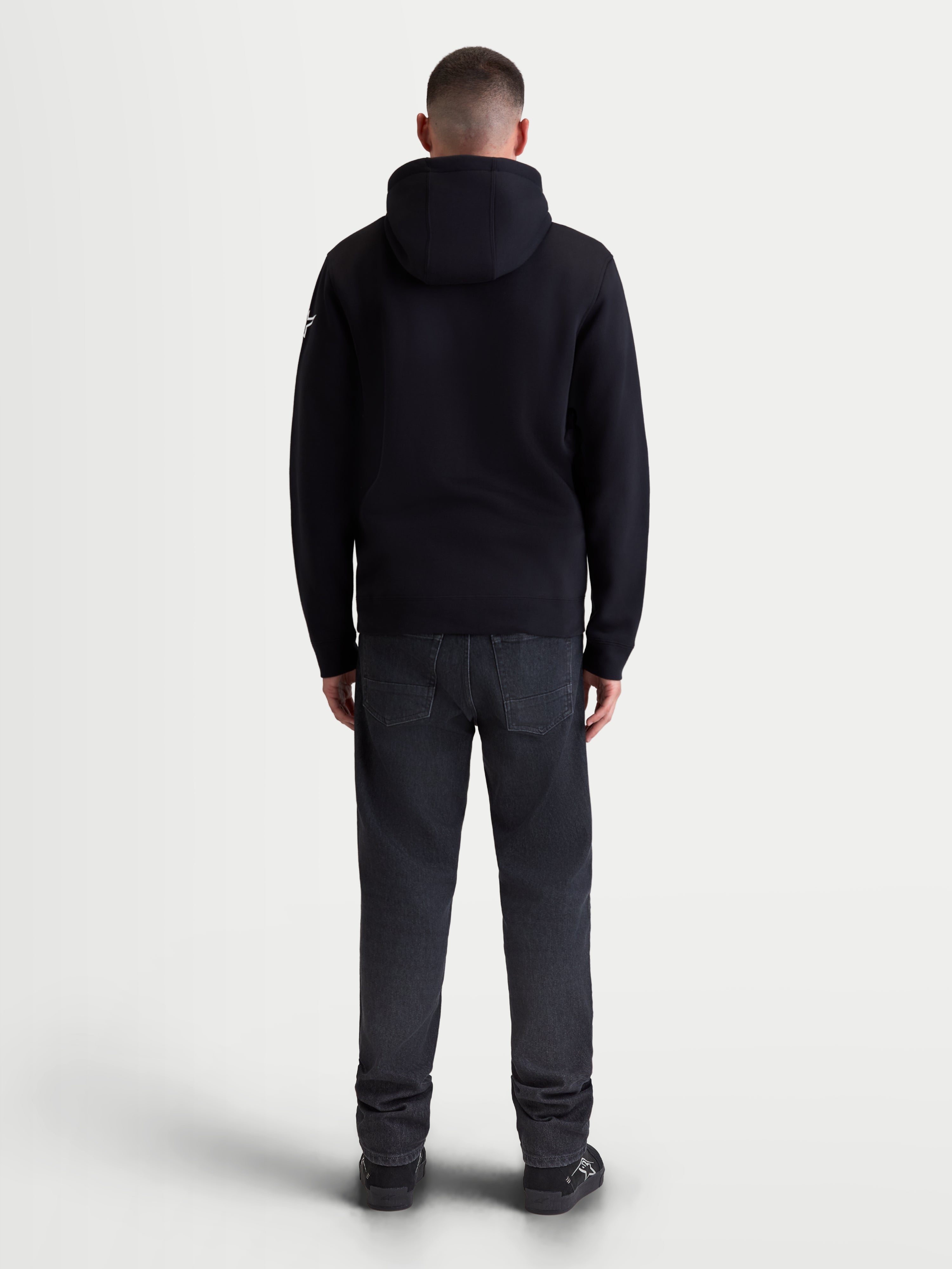 Alpinestars sudadera con capucha Race Wordmark, sudadera de forro polar para hombre, negra y blanca, vista trasera del modelo con capucha forrada y confección en mezcla de algodón, ropa de estilo de vida inspirada en el motorsport
