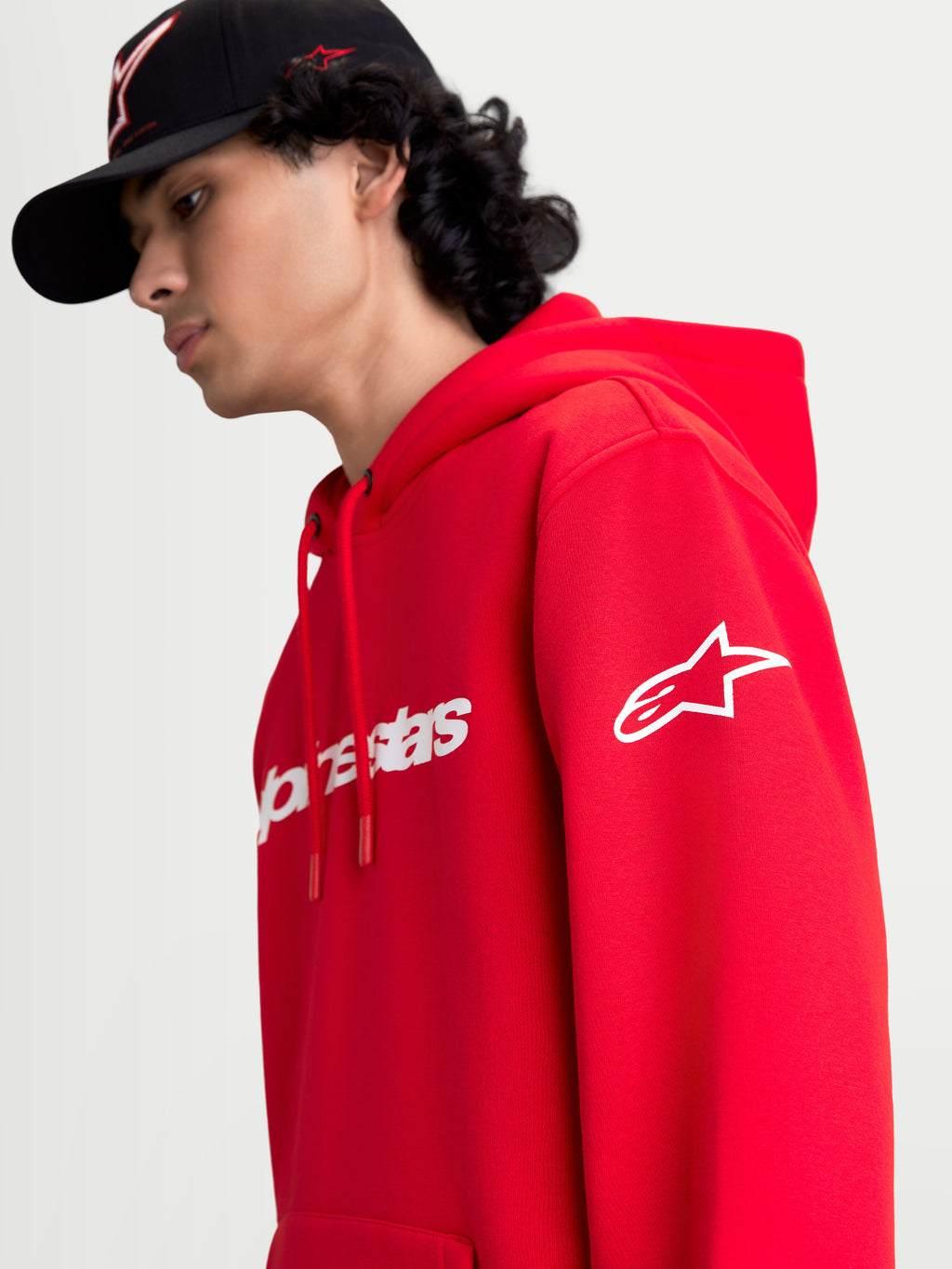 Alpinestars Sudadera con capucha Race Wordmark, sudadera de forro polar roja y blanca con el logotipo Ageless blanco en la manga y marca frontal Race Linear, ropa deportiva de estilo motorsport para hombre, vista en modelo