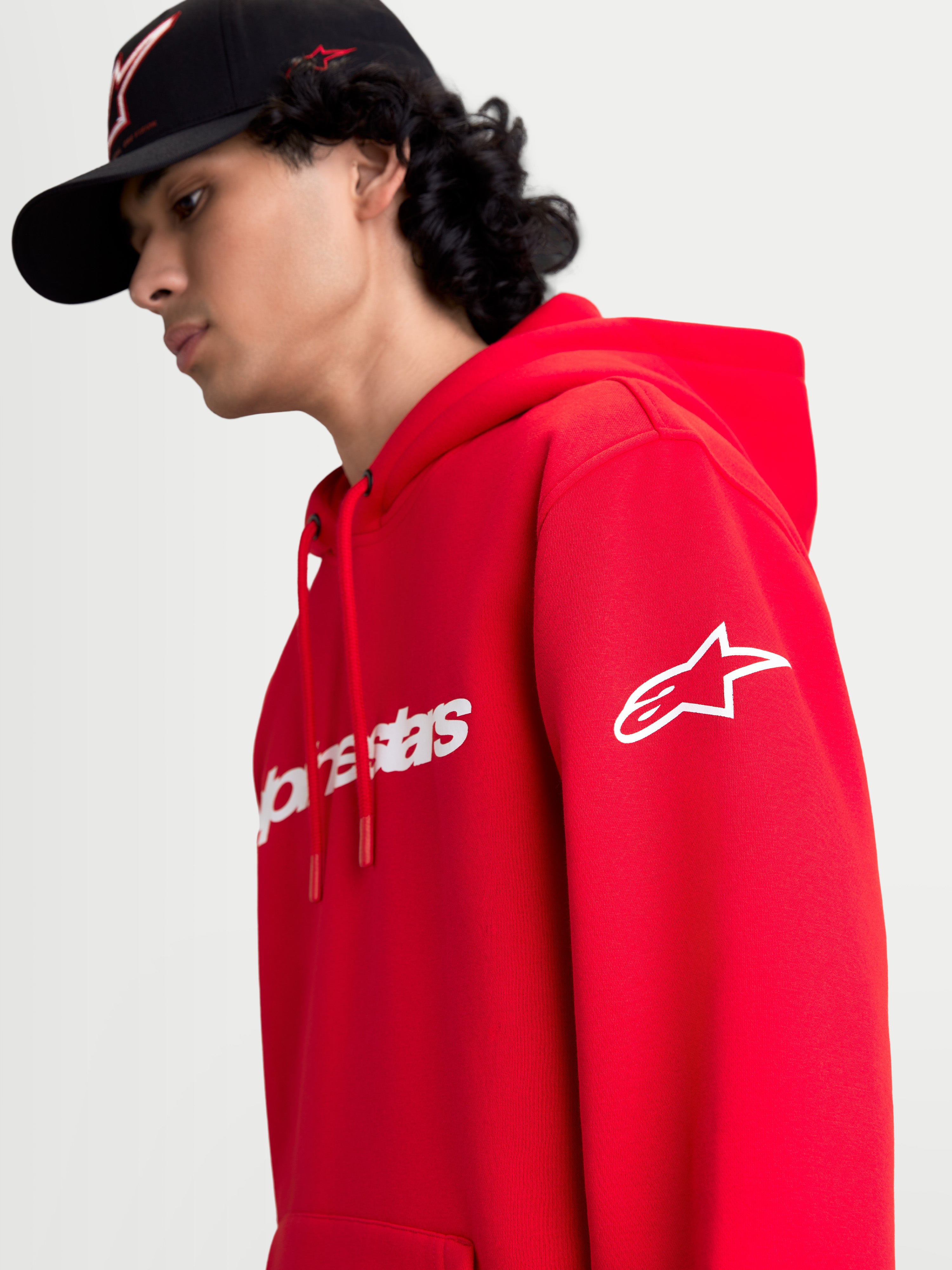 Alpinestars Sudadera con capucha Race Wordmark, sudadera de forro polar roja y blanca con el logotipo Ageless blanco en la manga y marca frontal Race Linear, ropa deportiva de estilo motorsport para hombre, vista en modelo