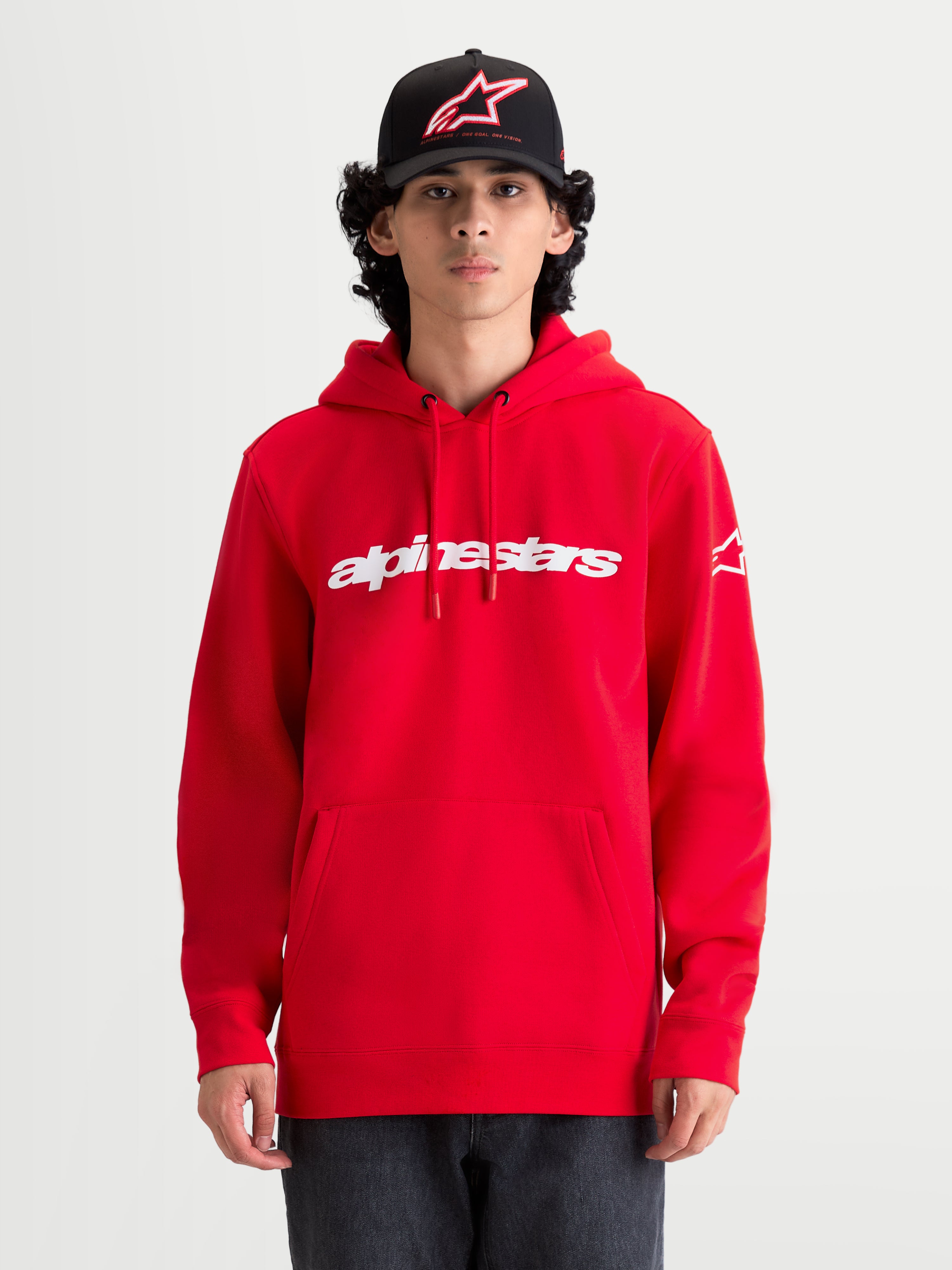 Alpinestars Sudadera con capucha Race Wordmark, sudadera de forro polar para hombre, roja y blanca, con logotipo Race Linear en el pecho y gráfico Ageless en la manga, estilo motorsport casual