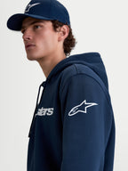 Alpinestars sudadera con capucha Race Wordmark, sudadera de forro polar para hombre, azul y blanca, con logotipo Ageless blanco en la manga y Race Wordmark en el pecho, confeccionada en algodón y poliéster reciclado, ropa deportiva de estilo casual, vista en modelo.