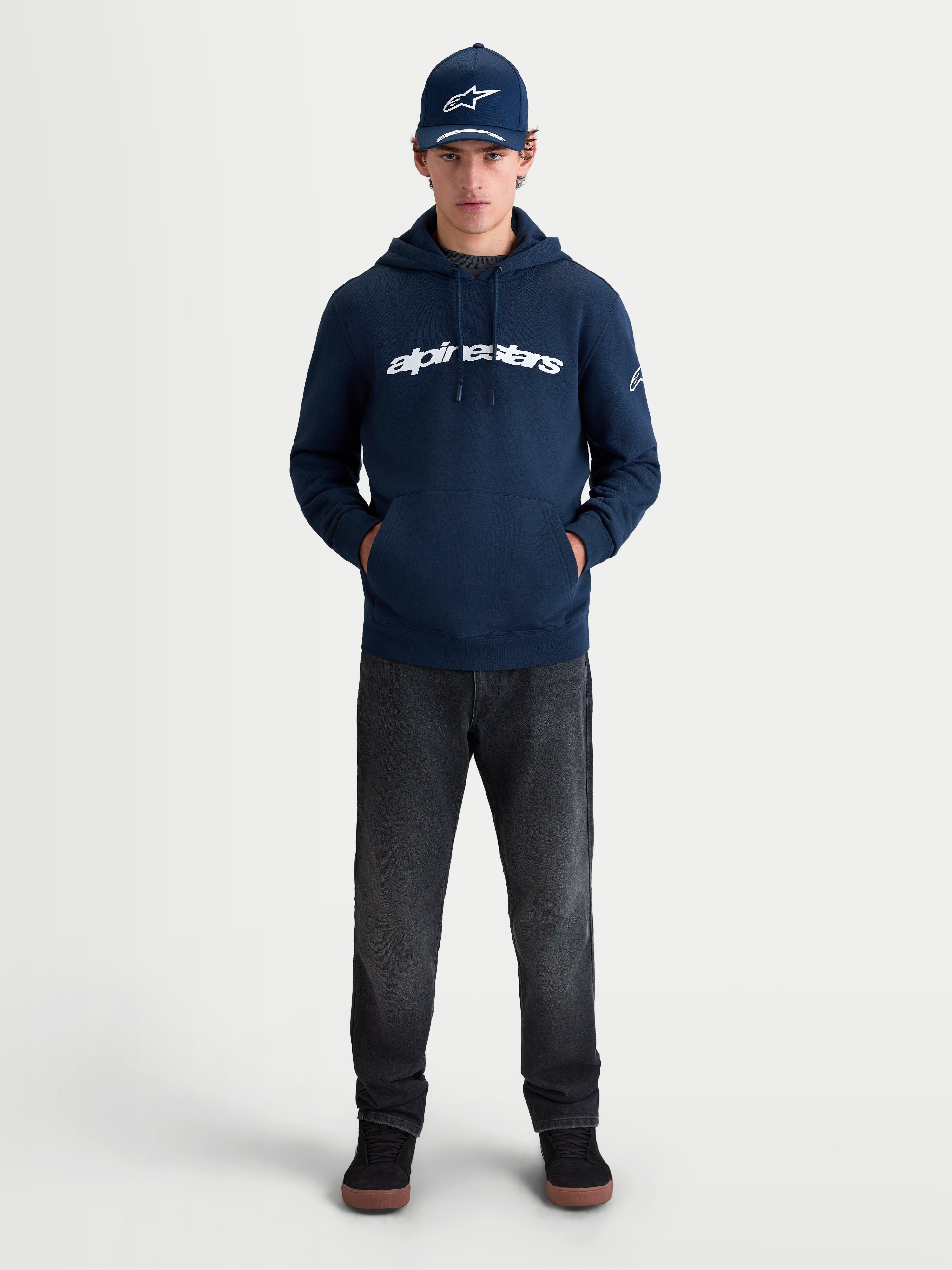 Alpinestars Sudadera con capucha Race Wordmark, sudadera de forro polar tipo pulóver para hombre y mujer, azul marino y blanca, con gráfico frontal de letras y logotipo Ageless en la manga, estilo casual inspirado en el motorsport