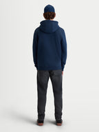 Alpinestars Sudadera Con Capucha Race Wordmark, sudadera de forro polar para uso casual, vista trasera en modelo, azul marino, confeccionada en mezcla de algodón y poliéster reciclado con capucha forrada y dobladillo de canalé.