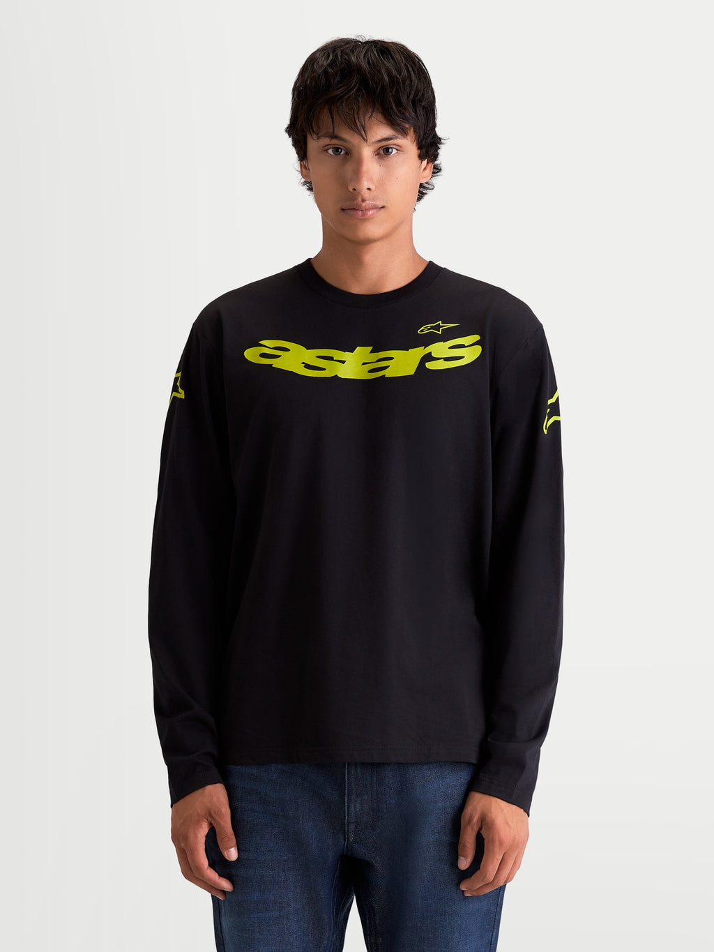 Alpinestars Velocifier CSF, camiseta de mangas largas para hombre, negra con gráfico Astars curvo y logotipos en los hombros de color amarillo, ropa deportiva de estilo casual inspirada en el motorsport, mezcla de algodón