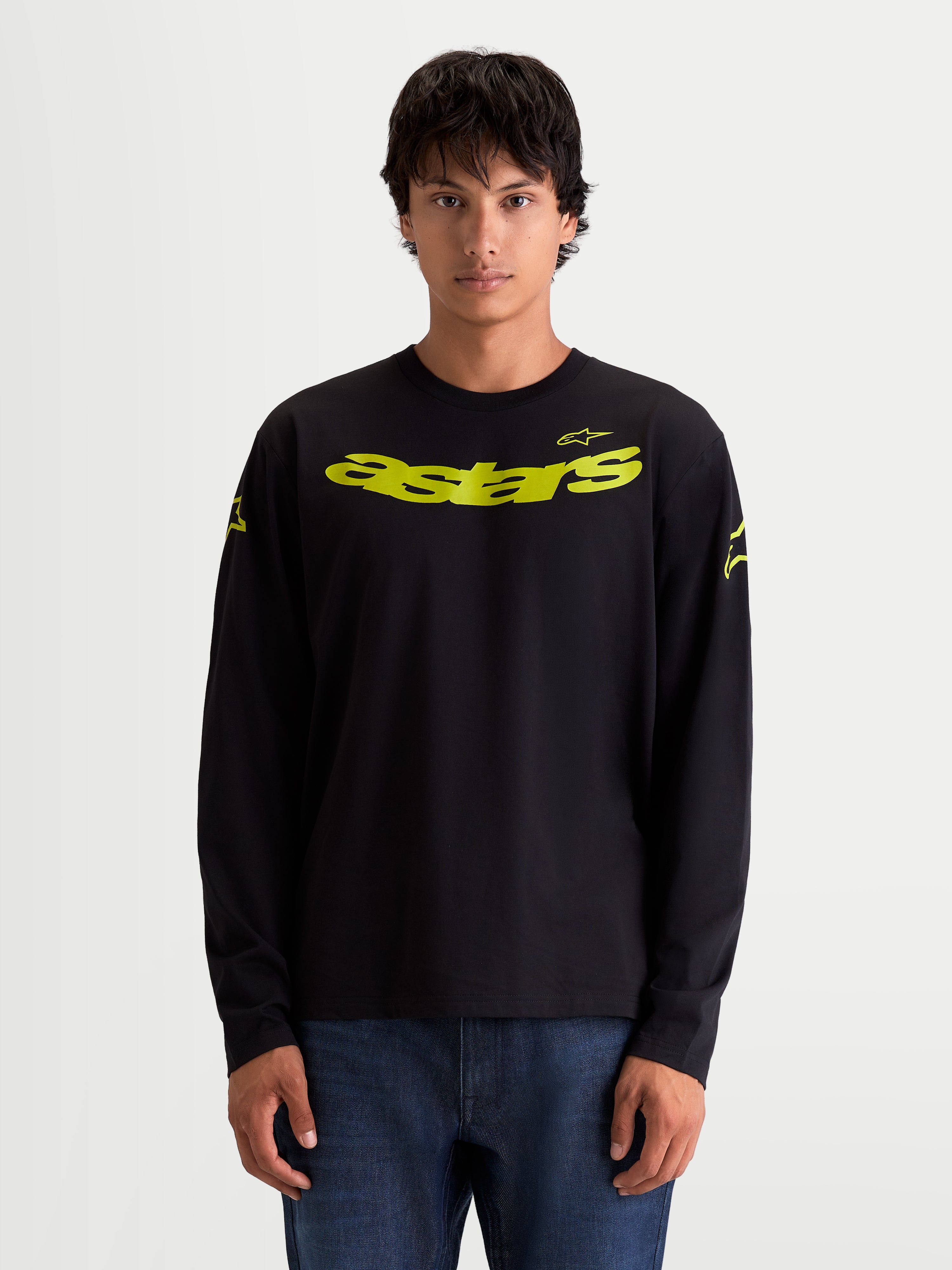 Alpinestars Velocifier CSF, camiseta de mangas largas para hombre, negra con gráfico Astars curvo y logotipos en los hombros de color amarillo, ropa deportiva de estilo casual inspirada en el motorsport, mezcla de algodón