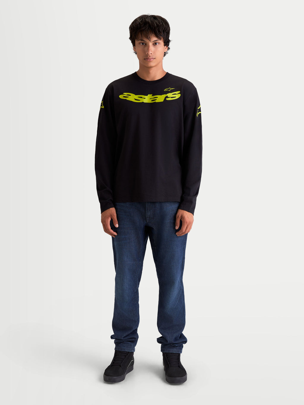 Alpinestars Velocifier CSF, camiseta de mangas largas para hombre, negra con gráfico frontal Astars y logotipos en los hombros en color amarillo, puños de canalé, ropa casual estilo motorsport