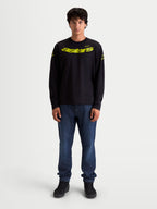 Alpinestars Velocifier CSF, camiseta de mangas largas para hombre, negra con gráfico frontal Astars y logotipos en los hombros en color amarillo, puños de canalé, ropa casual estilo motorsport
