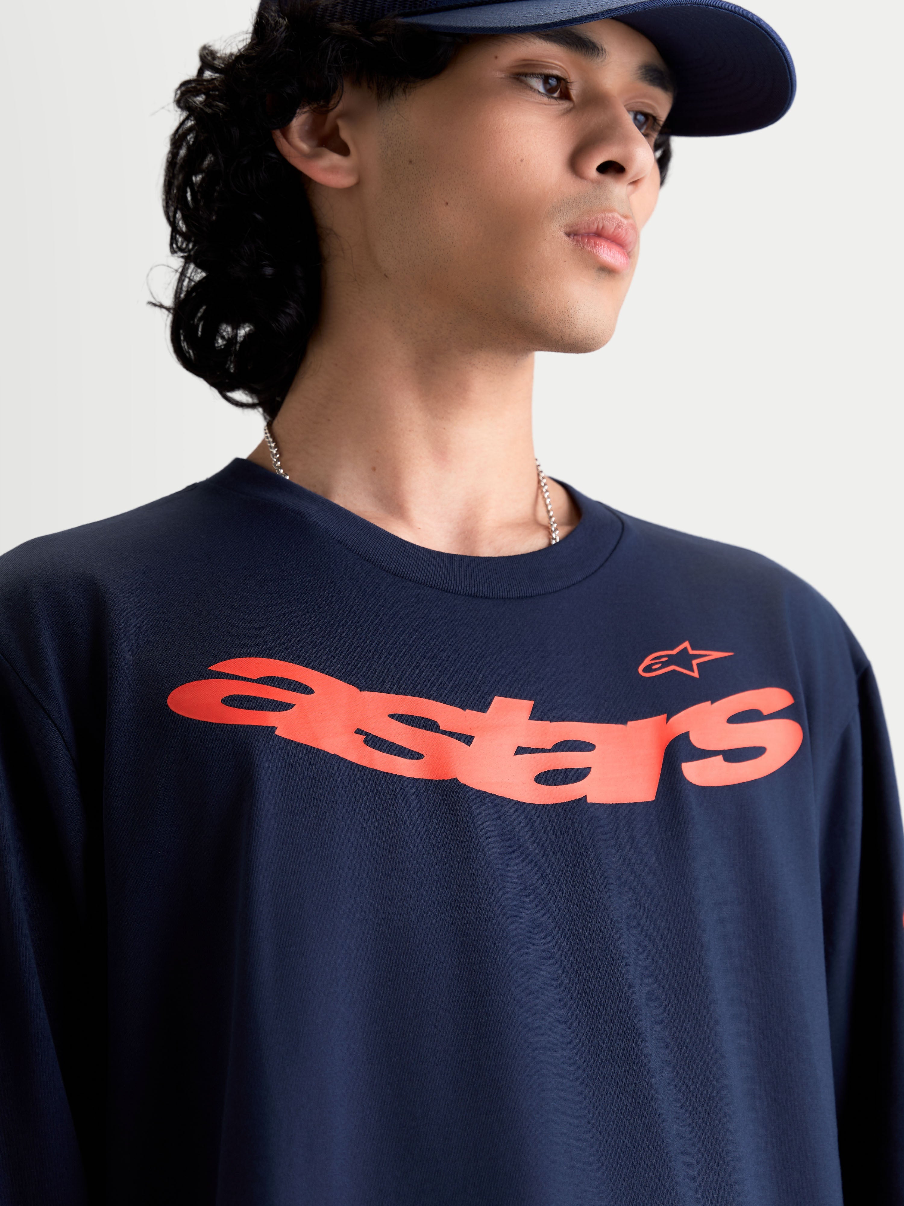 Alpinestars Camiseta Velocifier CSF, camiseta de mangas largas para hombre, azul marino con gráfico Astars curvo en naranja, ropa casual inspirada en el motorsport, mezcla de algodón suave