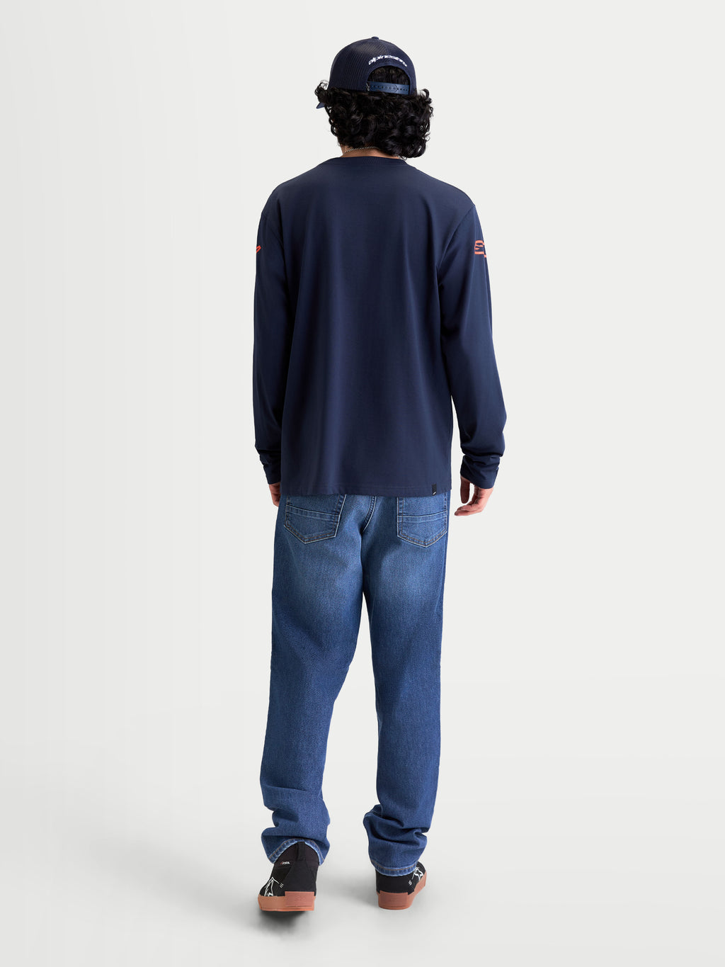 Alpinestars Camiseta Velocifier CSF, camiseta de mangas largas para hombre, azul marino, vista trasera en modelo, mezcla de algodón con logotipos en los hombros, ropa deportiva de estilo casual inspirada en el motorsport