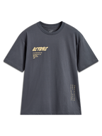 Alpinestars Chalk Oversized CSF Tee, camiseta gris carbón de mangas cortas con logotipo Astars y branding vertical lateral