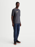 Alpinestars Camiseta Chalk Oversized CSF, camiseta de mangas cortas para hombre, gris carbón, ajuste oversized con gráfico Astars en el pecho, ropa deportiva casual inspirada en el motorsport, mostrada en modelo