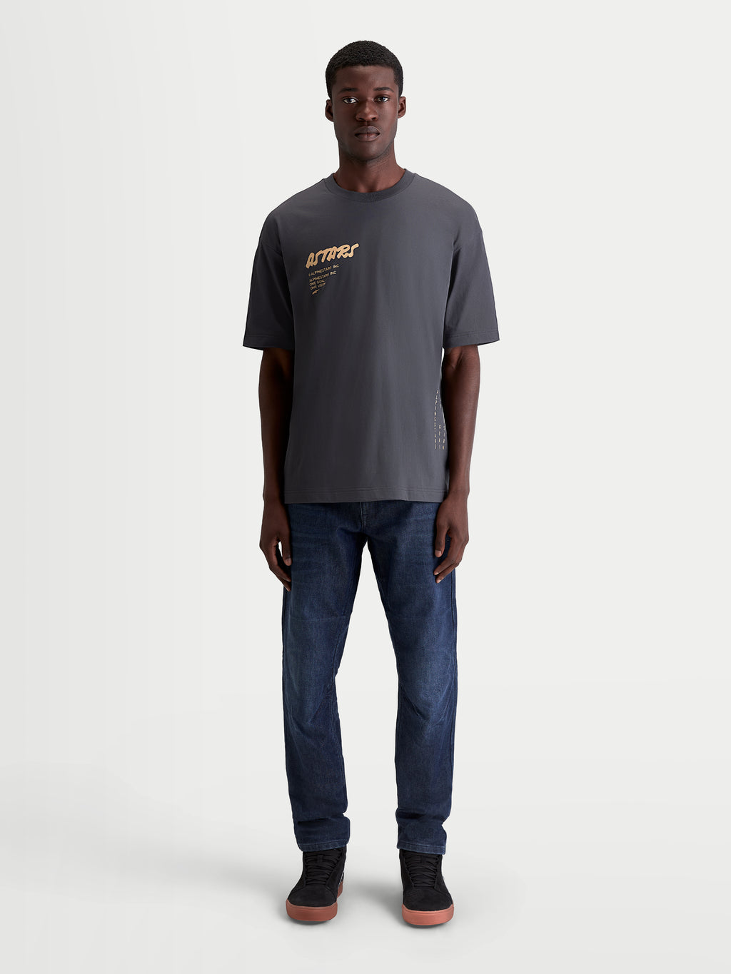 Alpinestars Chalk Oversized CSF, camiseta de mangas cortas para hombre, color gris con logotipo Astars frontal en tono arena, ajuste oversized relajado, construcción de algodón y poliéster, estilo sportswear