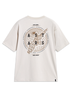 Alpinestars Latitude Oversized CSF Tee, camiseta beige cemento con gráfico de globo y logotipo Astars en la parte posterior.