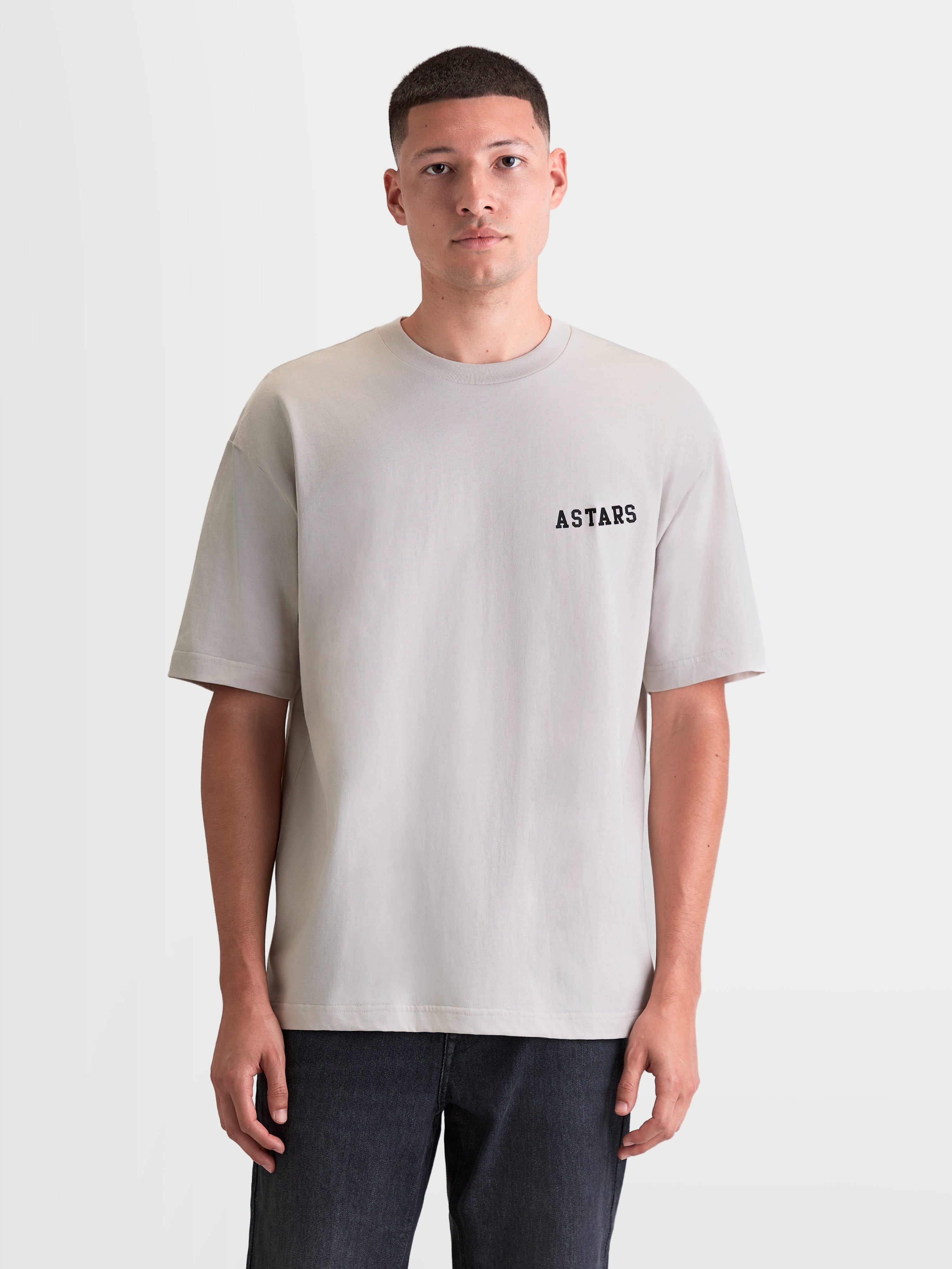 Alpinestars Latitude Oversized CSF, camiseta de mangas cortas para hombre, ajuste oversized relajado, color gris cemento con logotipo Astars negro en el pecho, ropa deportiva casual de estilo motorsport