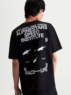 Alpinestars Institute Oversized CSF Camiseta, camiseta de mangas cortas para hombre, negra y blanca, vista trasera en modelo con gráficos de Alpinestars Speed Institute y Race-Life en la espalda, ajuste oversized relajado, ropa deportiva