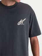 Alpinestars Ghost Oversized CSF, camiseta de mangas cortas, gris carbón, primer plano del logotipo Astars en el pecho, mezcla de algodón y poliéster, ajuste relajado, detalle en modelo