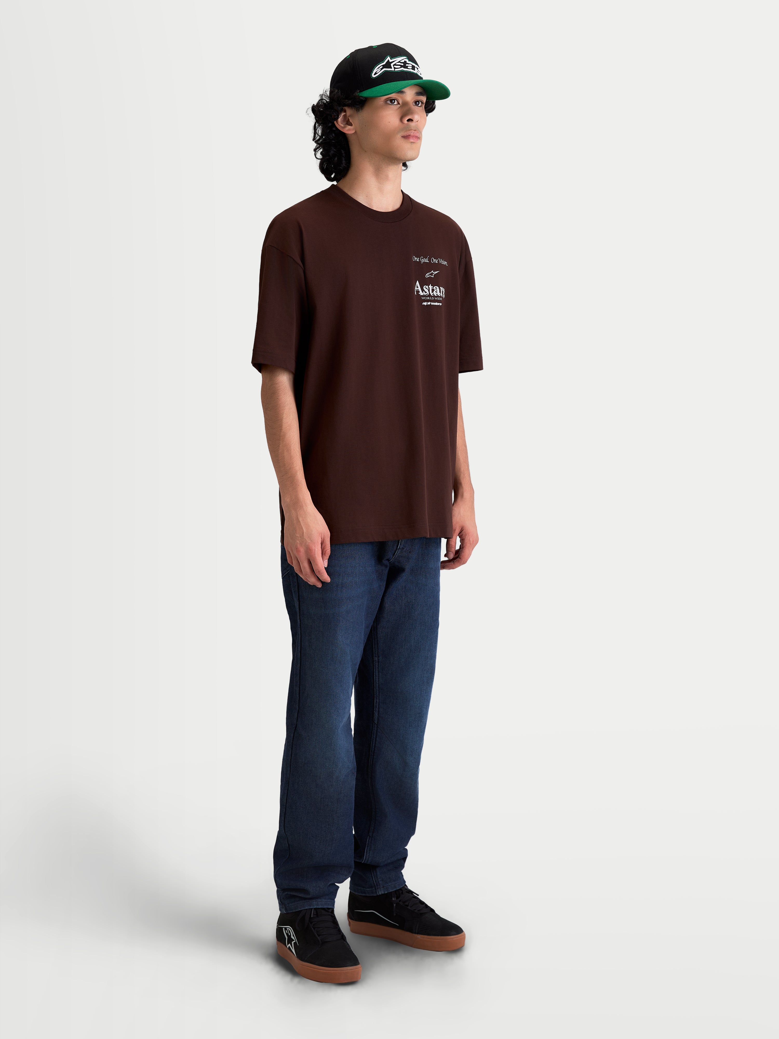 Alpinestars Camiseta Oversized Post CSF, camiseta de mangas cortas para hombre, color marrón, logotipo Astars en el pecho con estampado de tacto suave, ajuste oversized relajado, ropa deportiva de estilo casual inspirado en el motorsport, mostrada en modelo