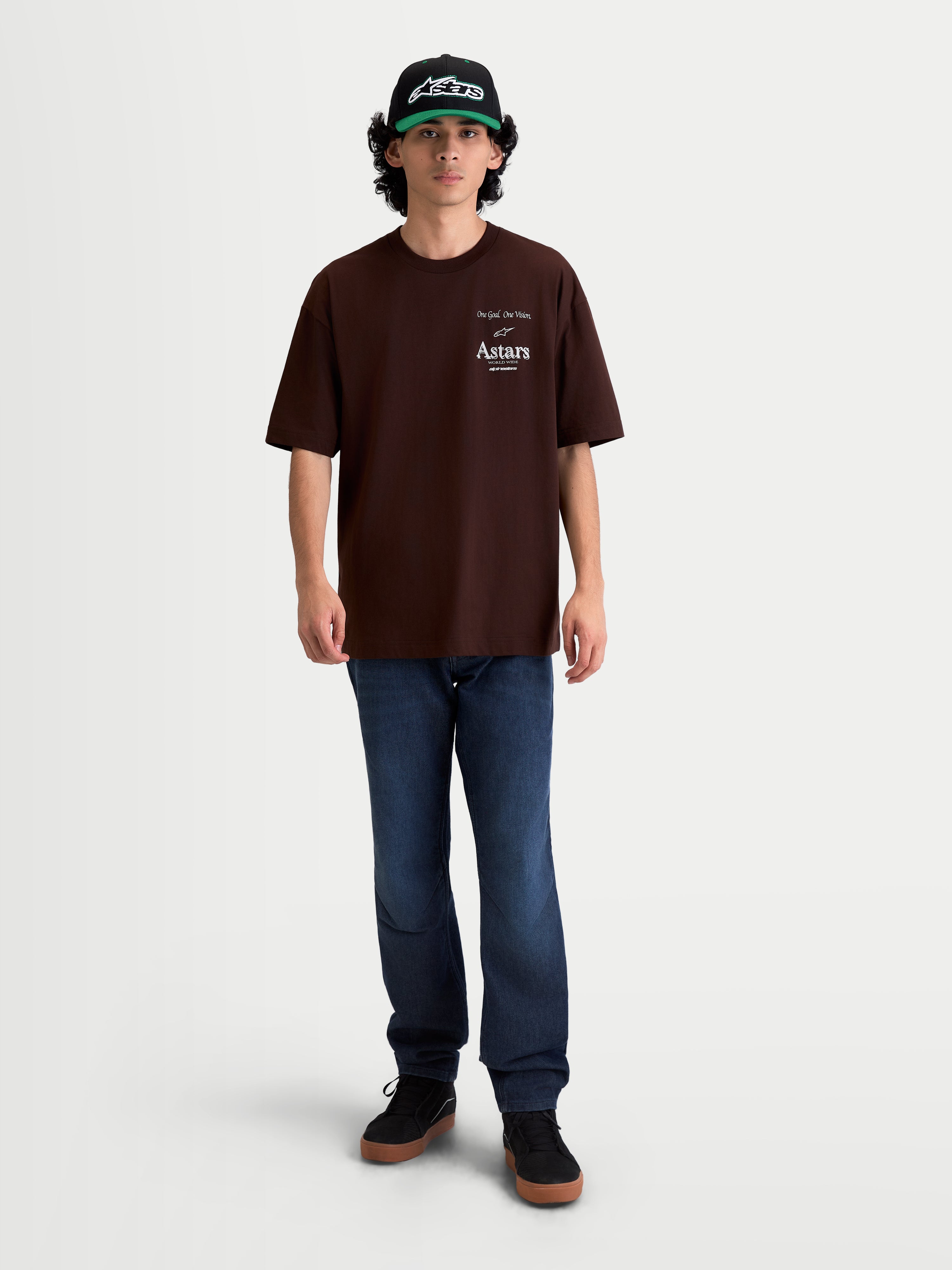 Alpinestars Camiseta Oversized Post CSF, camiseta de mangas cortas para hombre, marrón con logotipo Astars blanco, ajuste oversized relajado, mezcla de algodón y poliéster, vista frontal en modelo